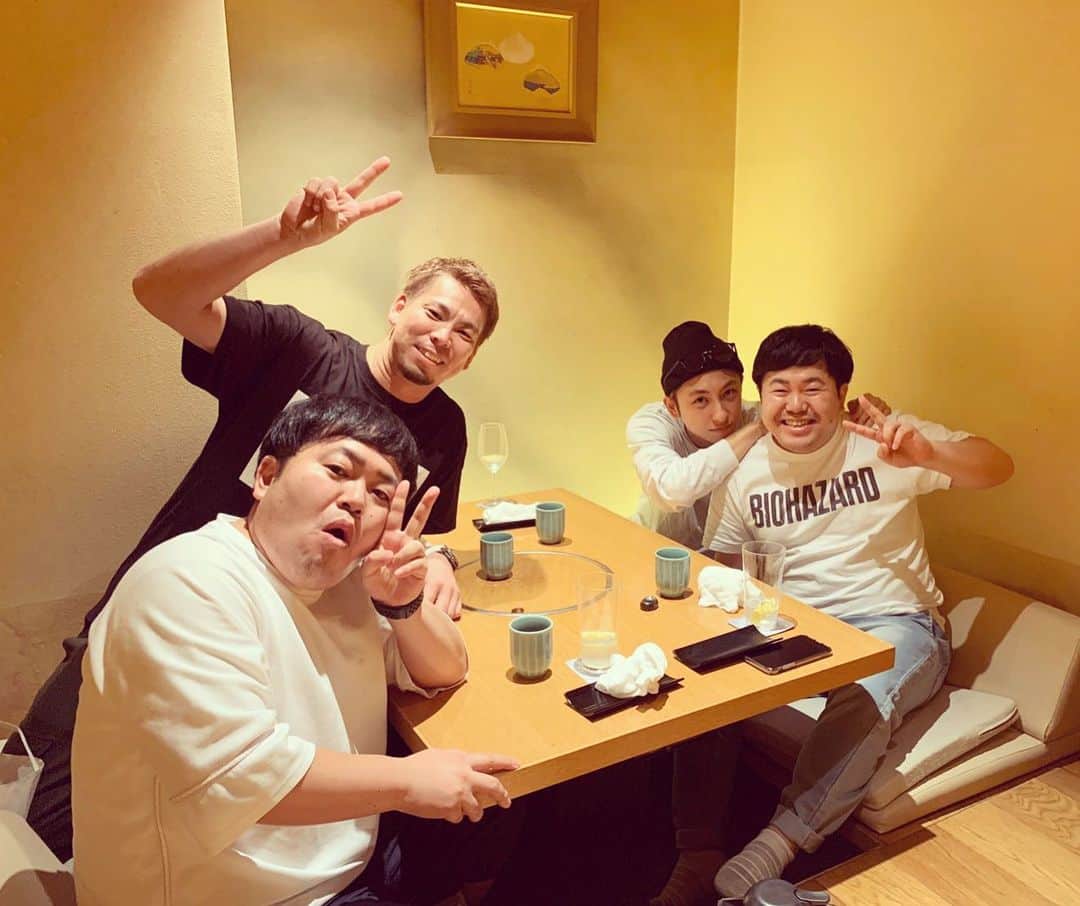 たくやのインスタグラム：「ちゃんしんとマエケンさんとご飯食べてきたー！！ 二人とも最高に気さくで最高にいい人なの！  楽しすぎたー！  #與真司郎  #AAA #前田健太 投手 #ザたっち」