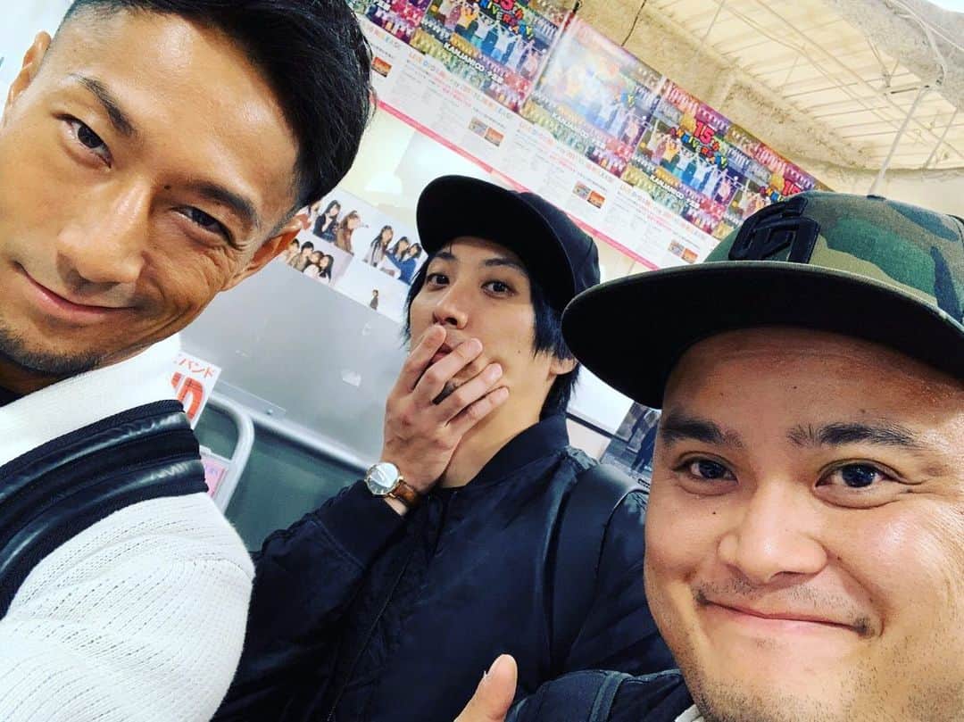 のインスタグラム：「舞台の合間にオタ活。 NU茶屋町へ優しさに触れに行ったのさ。 色黒マッチョの親友が人生初チェキを撮るところを仕事で見れなかったのが残念だ。爆は絶対に撮れない、無理。パセリぶっかけてまう。 舞台戻って体操服で大人が息切れるまでズボンを脱がしあってたよ。それはそれは優しい日。 マッチョ初チェキガクブル親友の到着を一人で待つ間に、自分の居る場所を伝える為に撮った至近距離真顔。 「近いねん」というツッコミが中々来ないと思ったら、送ったつもりが未送だったのでここに添えときます。 ラニーノイズのボーカルギターのかわい子ちゃんに続き、T@TSUっていうメカゴジラが仲間に加わったんだ✌️ さて、12.19初めて且つ唯一心奪われた姫様の一番大事な日、神様、何とか時間を作れへんもんかい。どうしても見届けたいんだ。 じゃあ、最後まで読んでしまった貴方、一緒に声高に言おうじゃないか。 「いや、文字数ブログか！！」 電車暇すぎて書きすぎてん、テヘペロペロチュッパーン👅✨」