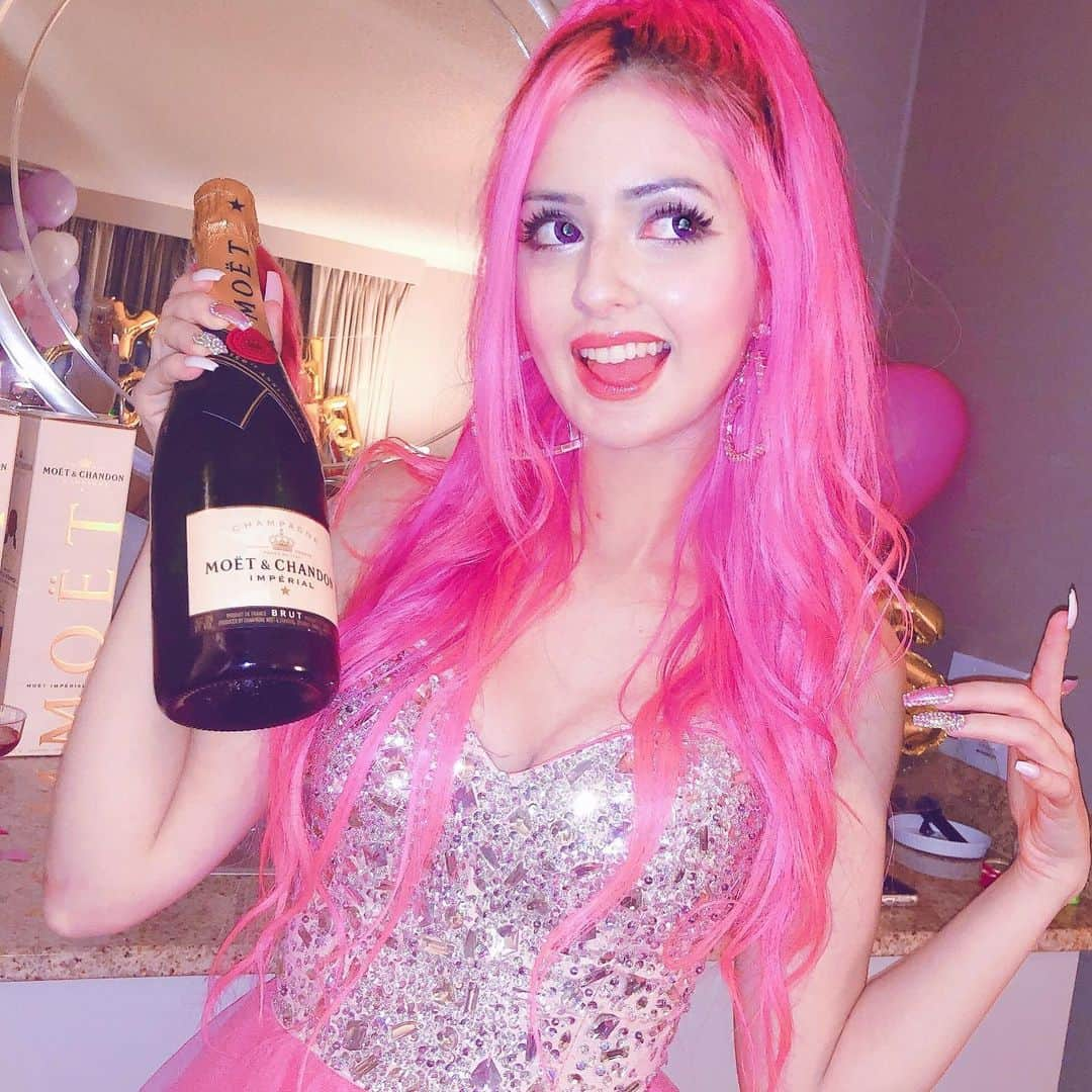 ナタリアなっちゃんさんのインスタグラム写真 - (ナタリアなっちゃんInstagram)「Hey guys let’s celebrate I dropped my cover of lalala 🤭✨🍾 Jk this picture is actually from my friends bday party butsTILL go check it out on YouTube! (Link in story) . . #90sfashion #2000s #early2000s #00s #y2kaesthetic #rare #gyaru #ageha #cyber #kawaiigirl #kawaiifashion #femalerapper #koakuma #gaijingyaru #iconic #kawaiigang #kawaiitrap #mood #kyabajo #softghetto #sadboys #bubblegumtrap #sadgirls #cyberghetto #chicago #chicagofemalerapper #angel #bubblegumgang #japanesefashion #bubblegumcyber」11月7日 23時27分 - itspinkii