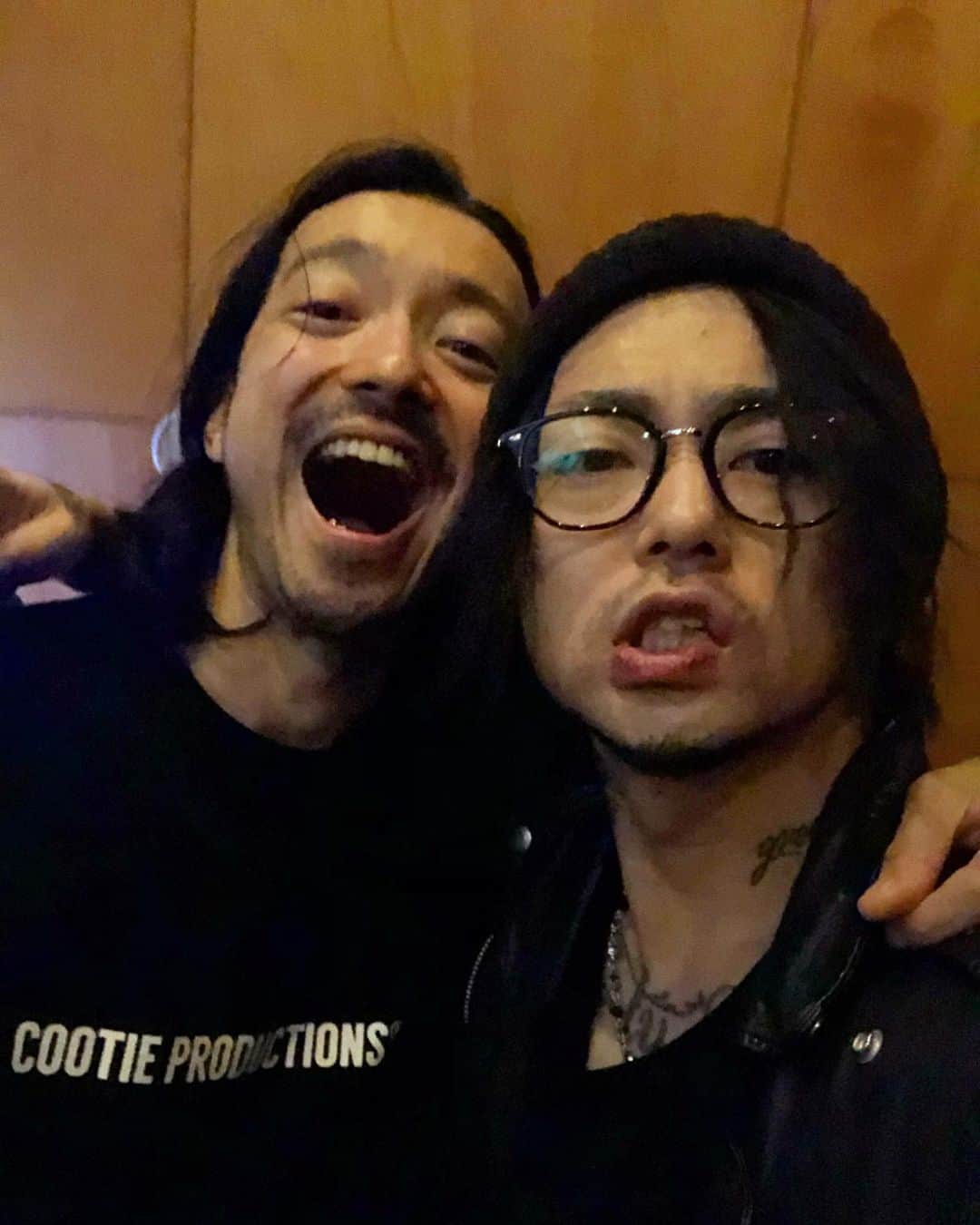 のインスタグラム：「昨日はあっくんがライブ観に来てくれました！！ 死ぬほど忙しい中本当に嬉しかった。  スーパースター過ぎて未だに緊張するけど、昨日はライブ後しっかり飲めてクソ酔っ払ってリスペクトを伝えた過ぎて多分途中から何言ってるかわかんなかったと思います、すいません🙇‍♂️ でも多分まだ伝えきれてないです（笑）💦」