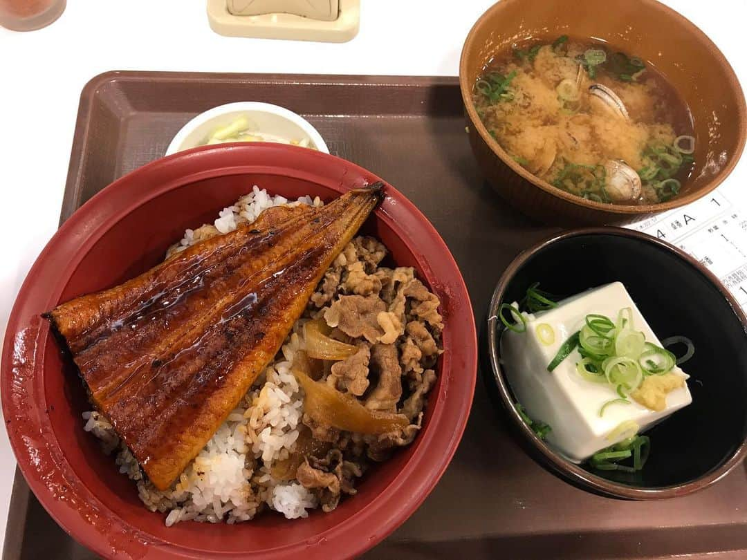 クロちゃんさんのインスタグラム写真 - (クロちゃんInstagram)「昼夜兼用ご飯  ウナ牛  この時間だけど、たくさん運動したし、今日はオッケー。 GENEのライブ終わりからずっとウォーキングしてたしんからねー。」11月7日 23時36分 - kurochandesuwawa