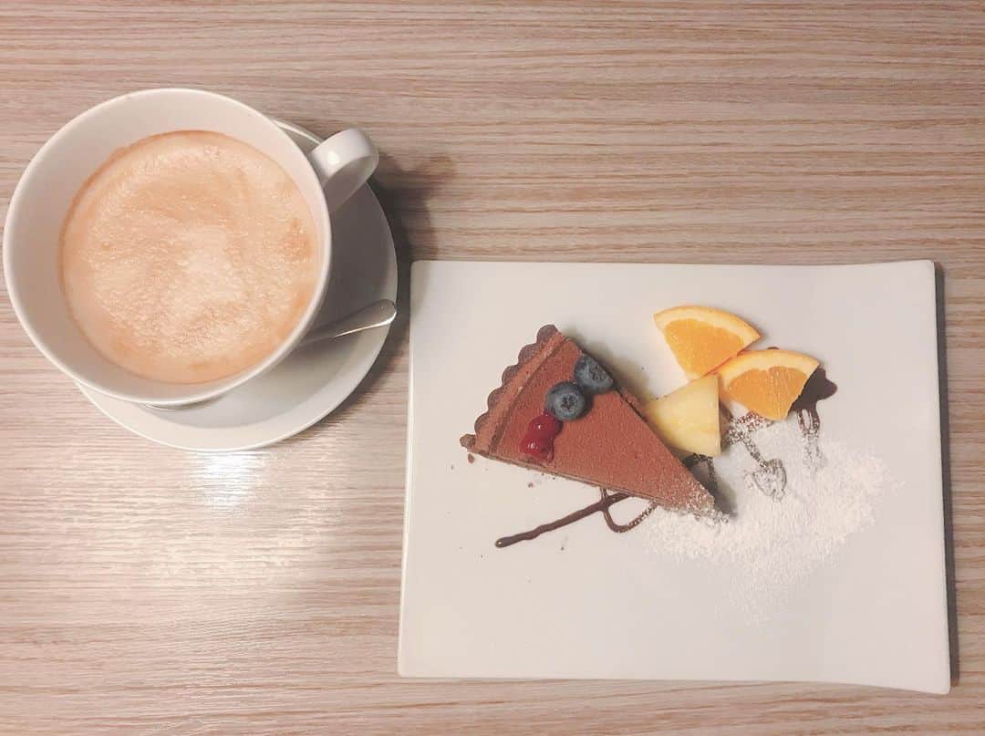 秋波愛さんのインスタグラム写真 - (秋波愛Instagram)「❤︎*。 . . . ☕️LIGNOSA CAFE( @lignosa_cafe )☕️ . ショコライヴェール🍫 生チョコ大好きだからたまらなかった🤤 . . . #lignosacafe #cafe #chocolatetarte  #chocolate #tarte #soylatte #soy #latte  #リグノーサカフェ #リグノーサ #カフェ  #カフェ巡り #緑区 #緑区カフェ #夜カフェ  #夜カフェ名古屋 #名古屋カフェ #ソイラテ  #チョコレートタルト #チョコレートケーキ  #チョコレート #生チョコ #生チョコタルト  #あいちん #秋波愛 🐇🎀」11月7日 23時46分 - akinamiai