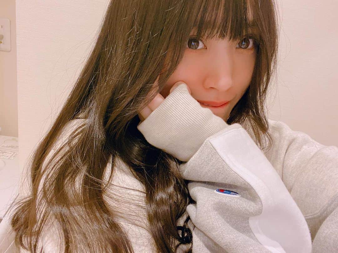 根岸愛のインスタグラム：「美容室(@threeharajuku )行ってきました🥳何が変わった？って思うかもしれないけどこのこまめなメンテナンスが大事なんです！！☺️ #hair #longhair #blackhair #cut #美容室 #黒髪ロング #黒髪 #ロングヘアー」