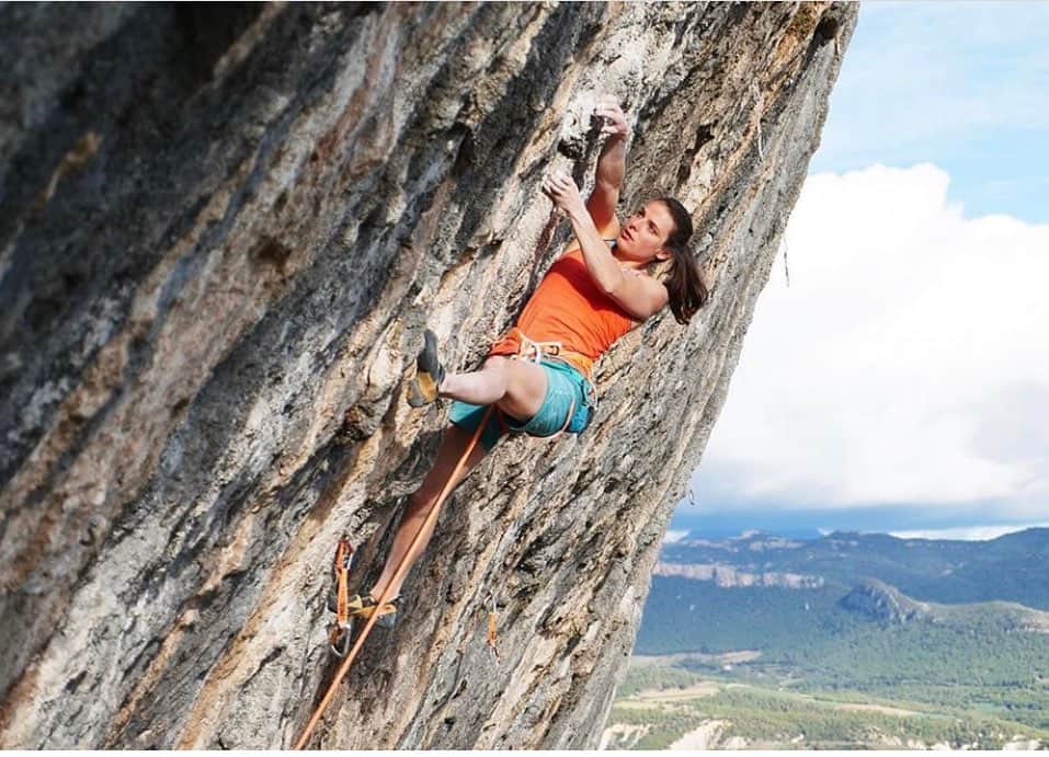 ジョー・キンダーのインスタグラム：「GIANT shout out to @anak.verhoeven for her recent send of Joe Mama, 9a+. I’m SO STOKED to hear this news and am so happy for you Anak!!!! Major congrats and thank you for the inspiration. This is FRIGGIN AWESOME!!!!! The season is ON now!!!!!!!!!!!! 🎉🎊💥🤘😃🤘⚡️」