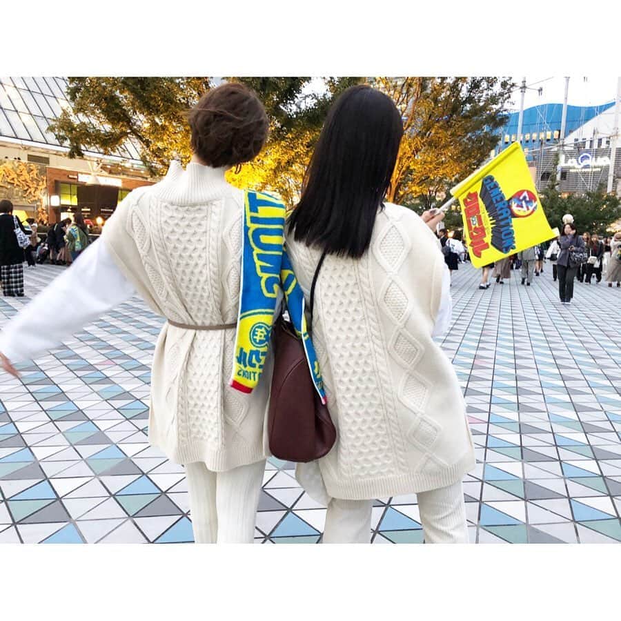 のインスタグラム：「. 余韻が抜けない〜♪🐶💛 髪の毛伸ばしてね！笑笑 . あおかえの後ろ姿。笑笑 . . #あおかえ#双子#twins#双子コーデ#ホワイトコーデ#generations#ジェネ#少年クロニクル」