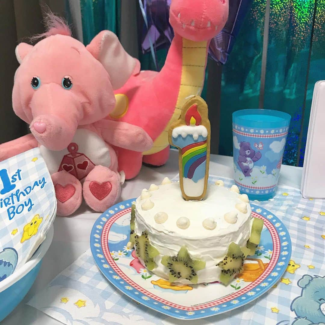 Momoさんのインスタグラム写真 - (MomoInstagram)「first birthday cake for TOUI🎂👶🏼 とうい1歳のお誕生日ケーキは、食パン⭕️にくり抜いて、キウイとイチゴをサンドして、水切りヨーグルトを塗り塗りして作りました🎂全然食べてくれなかったけど😂🍴 ㅤㅤㅤㅤㅤㅤㅤㅤㅤㅤ #firstbirthday #1stbirthday #firstbirthdaycake #carebears  #ファーストバースデー #ファーストバースデーケーキ #ケアベア　#水切りヨーグルトケーキ #TOUIsaurus #TOUIsrus  #1歳男の子 #男の子ベビー #2018年11月生まれ #12months #1歳バースデー #2018_autumn_baby部 #とういざうるす #とういざらす　#ももえのママごと」11月7日 23時50分 - m_o_m_o_e