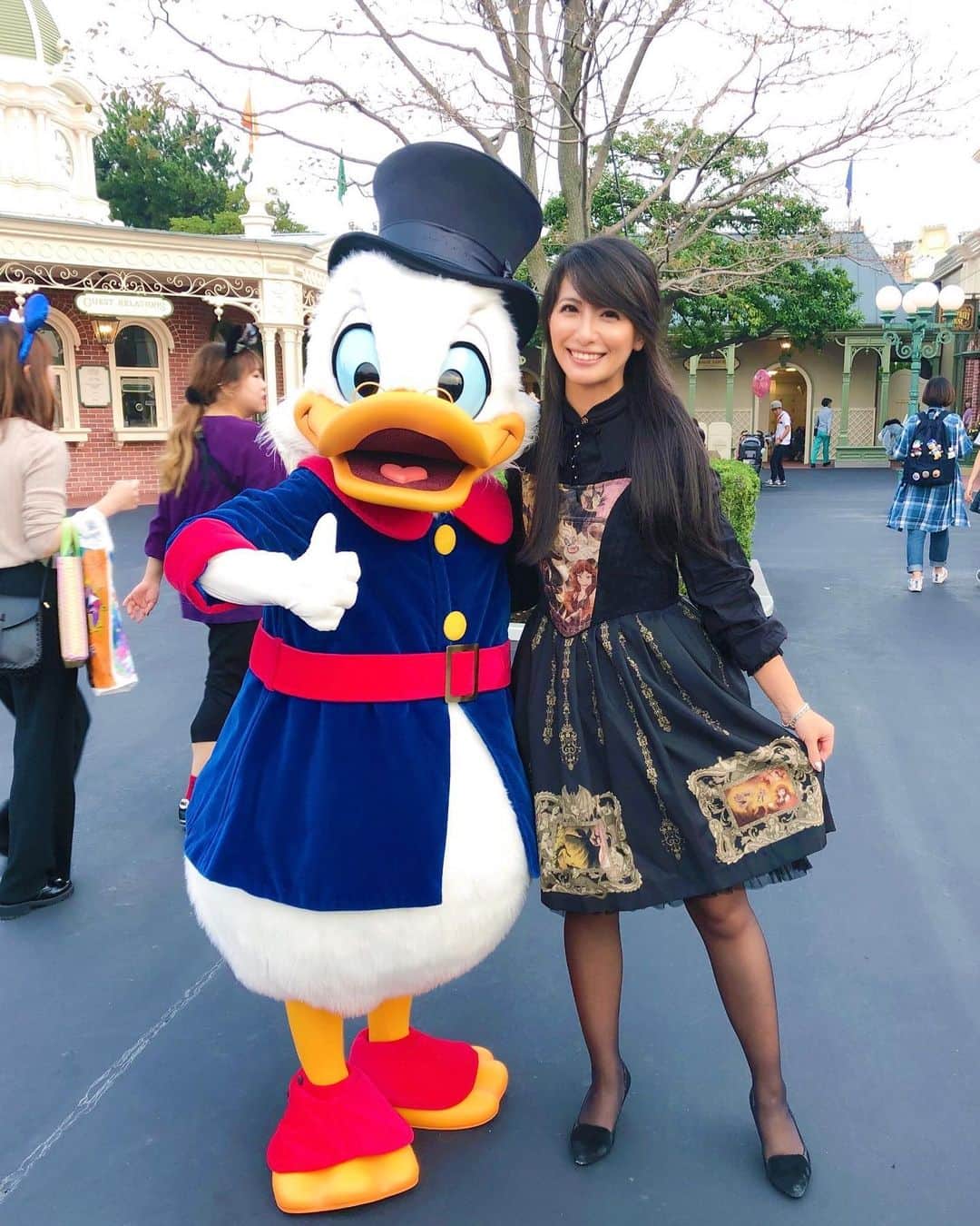 矢部あやのインスタグラム：「201809 TDL エントランスでスクルージおじさんと♡ シーハニのヴィランズワンピ久しぶりに着たら丈が短くて限界を感じた」