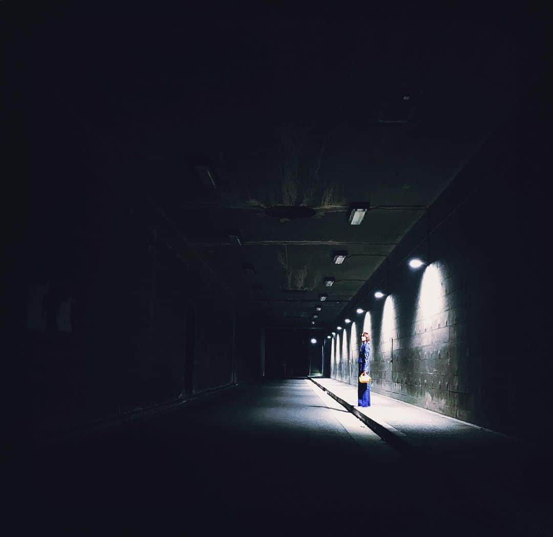 Yoshiko Kris-Webb クリス-ウェブ佳子さんのインスタグラム写真 - (Yoshiko Kris-Webb クリス-ウェブ佳子Instagram)「A tunnel in #Kudanshita 九段下にあるトンネル内、私が立ってた目の前に少し奥まって「立入禁止」と書かれた鉄扉があったんだけど近寄り難い雰囲気がビシバシ出てた。でもそれって単に夜のせいだ...。」11月8日 0時08分 - tokyodame