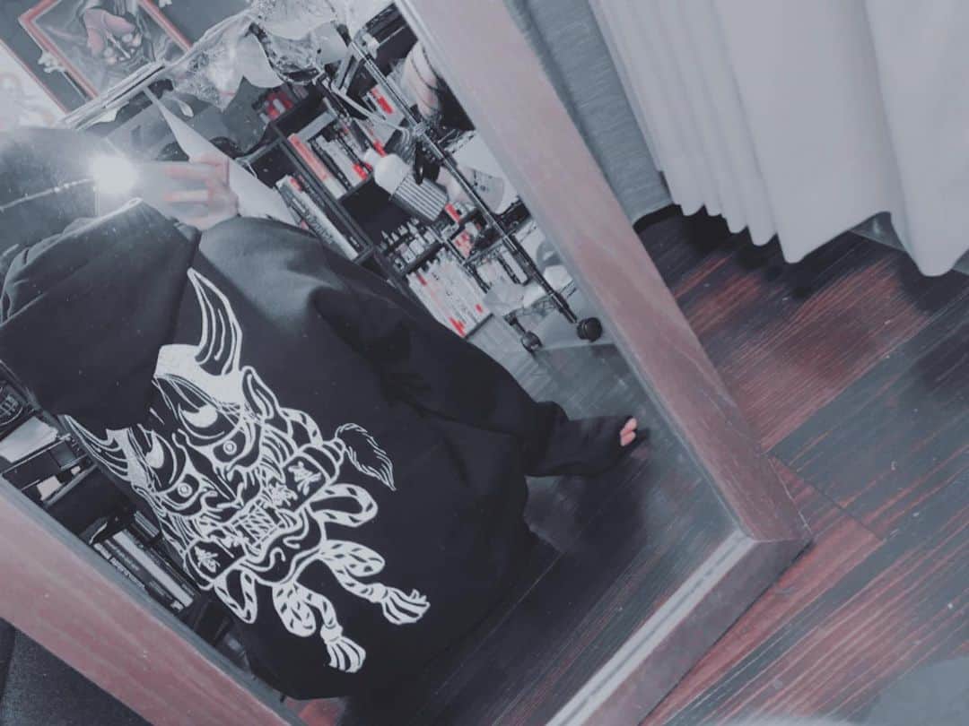 麻衣愛さんのインスタグラム写真 - (麻衣愛Instagram)「♡タトゥースタジオ「 美漸-Bizen」さんのお店のロゴのパーカー。♡ これ、フラッシュたいて撮ると後ろのロゴ光るんだよ。かわいい。 これフラッシュたいたやつ。 わかりづらいからイベントで着ようかな、みんなこれきてるときはフラッシュで写真撮ってね。 #東京　#タトゥー　#tattoo  #中目黒  #刺青 #彫師 #美漸 #彫師美漸 #海老名 #中目黒 #タトゥー #東京タトゥー #tokyo #tattoo #art #fashion #bizenart #bizen #문신 #Bizentattoo #tattooer #tattooist #tattooartist #tattooart #tattooshop #japanesetattoo」11月8日 0時09分 - http4020