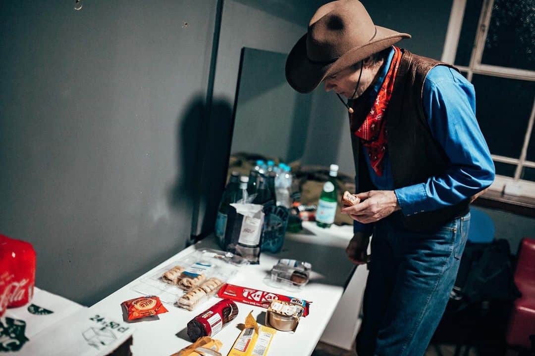 Don Brocoのインスタグラム：「Multiple choice question: if you were the Cowboy what would you eat next after you’d polished off your Melton Mowbray?  A: Sausage roll B: Kit Kat C: Dark chocolate digestive biscuit D: Hula Hoops E: A second pork pie F: Entire pot of hummus」