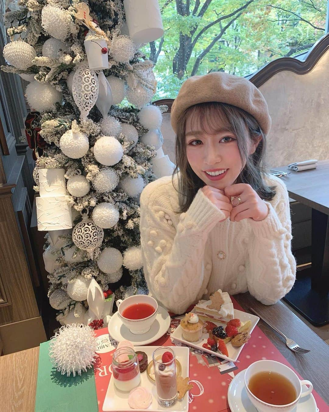 ひこ乃さんのインスタグラム写真 - (ひこ乃Instagram)「🍪🎄⠀ ⠀ 今日はランチでクリスマスビュッフェして来た❤︎ 謎のクッキーポーズ。笑✊ @stringsomotesandoh  グラタン美味しすぎてオススメ🎅❤︎⠀ ⠀ 毎年このビュッフェが始まると、もう今年も終わりか〜 って思ってる間に一気に年末になるから大掃除と 経理とか書類の整理、毎年大変なことになるから 今年こそ普段から頑張っとこ！笑⠀ ⠀ #ストリングス表参道#表参道カフェ#クリスマス#冬コーデ#デートコーデ#秋コーデ#秋ファッション#秋服#코디룩#코디그램#소통#소통해요 #코디네이트#코디#코디스타그램#베이지#베이지코디#데일리코디#데일리룩#데일리」11月8日 0時30分 - hikono0909