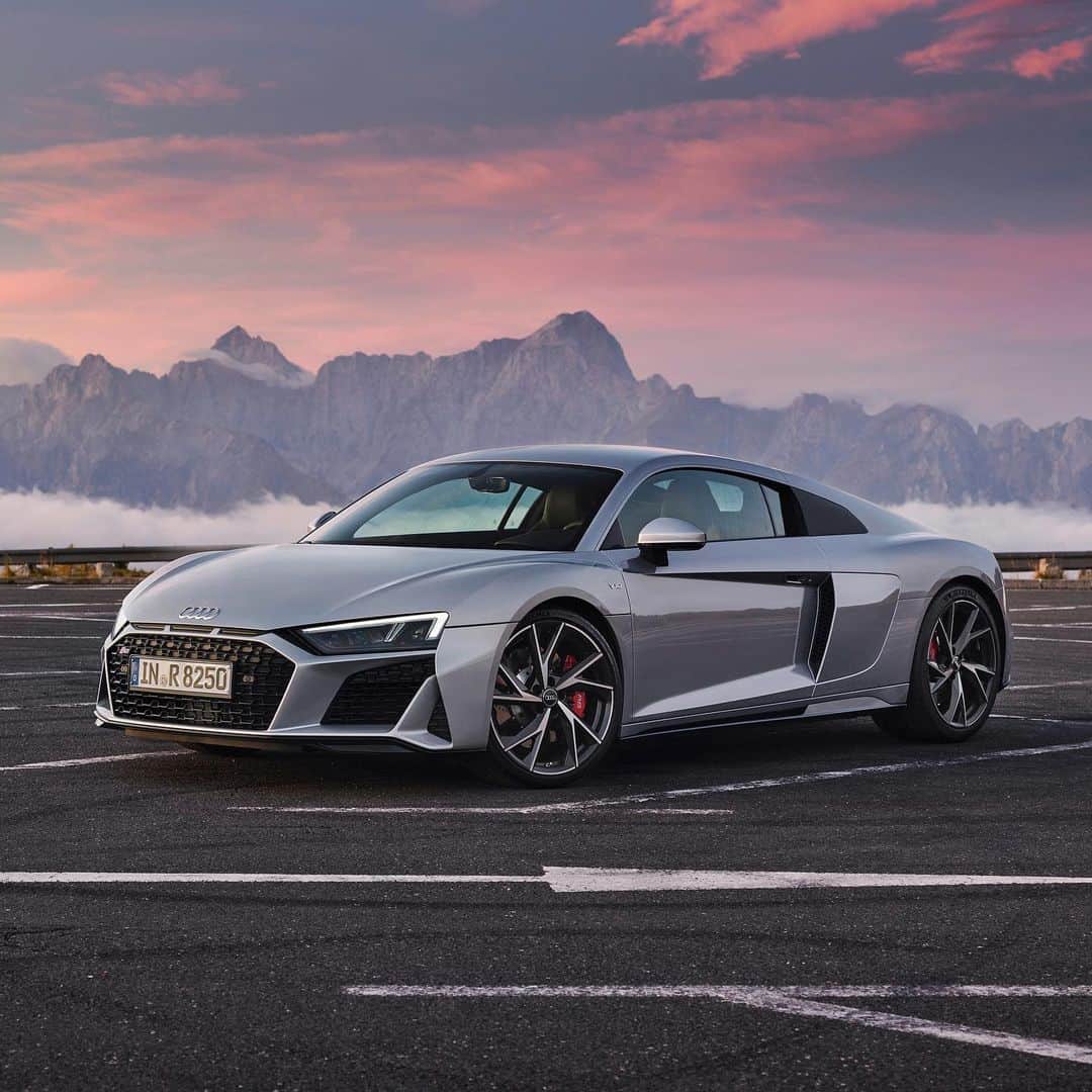 HYPEBEASTさんのインスタグラム写真 - (HYPEBEASTInstagram)「#hypeAF: @audi unveils an official look at its 2020 rear-wheel-drive R8 V10. Originally offered as the RWS in a limited run of 999 units, the rear-wheel-drive Audi R8 has directly been derived from the R8-LMS racing car. The new model features a 5.2 liter V10 FSI engine that puts down 540 horsepower, 398 lb-ft of torque and can sprint from 0-62 mph in 3.7 seconds. ⁠⠀ Photo: Audi」11月8日 0時31分 - hypebeast