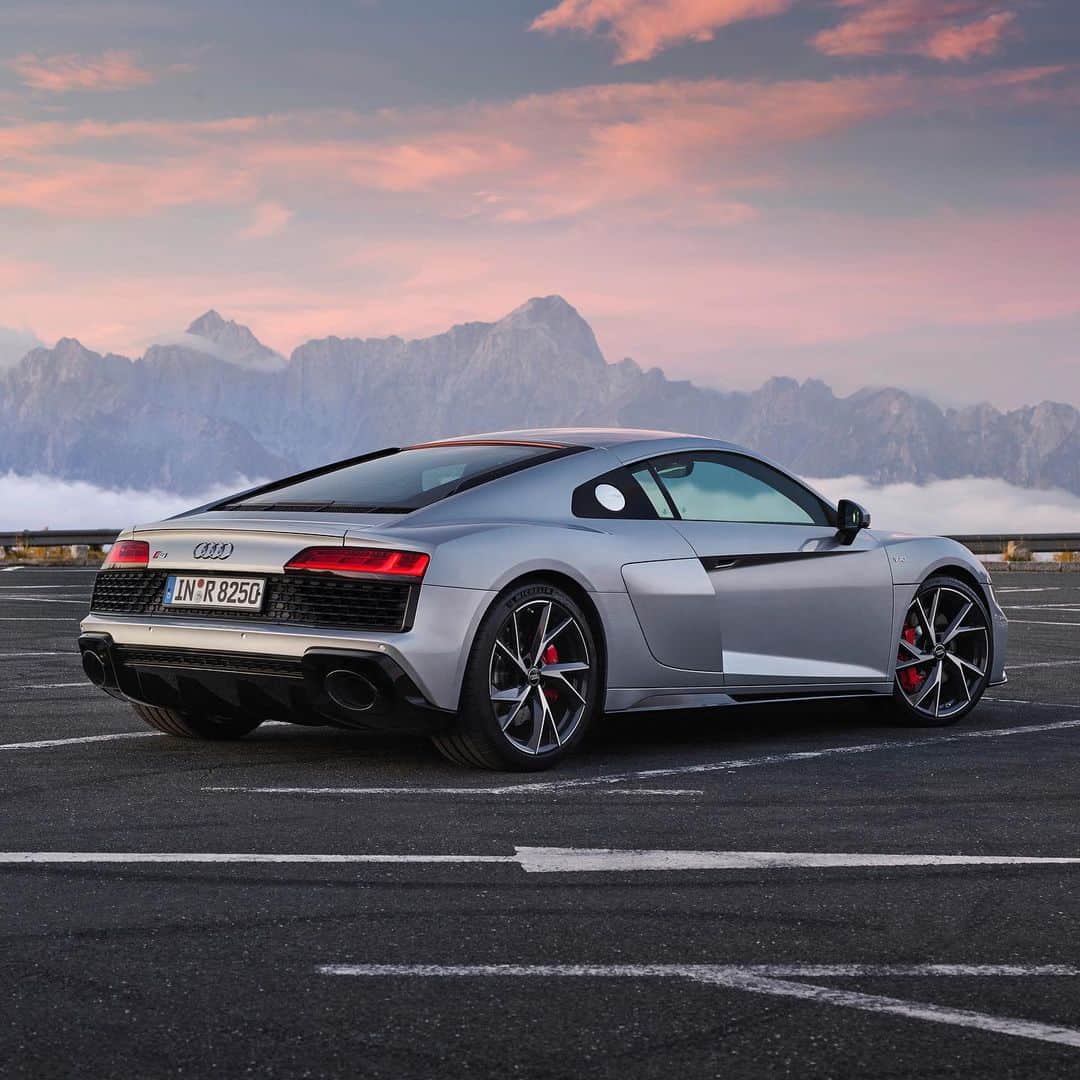 HYPEBEASTさんのインスタグラム写真 - (HYPEBEASTInstagram)「#hypeAF: @audi unveils an official look at its 2020 rear-wheel-drive R8 V10. Originally offered as the RWS in a limited run of 999 units, the rear-wheel-drive Audi R8 has directly been derived from the R8-LMS racing car. The new model features a 5.2 liter V10 FSI engine that puts down 540 horsepower, 398 lb-ft of torque and can sprint from 0-62 mph in 3.7 seconds. ⁠⠀ Photo: Audi」11月8日 0時31分 - hypebeast
