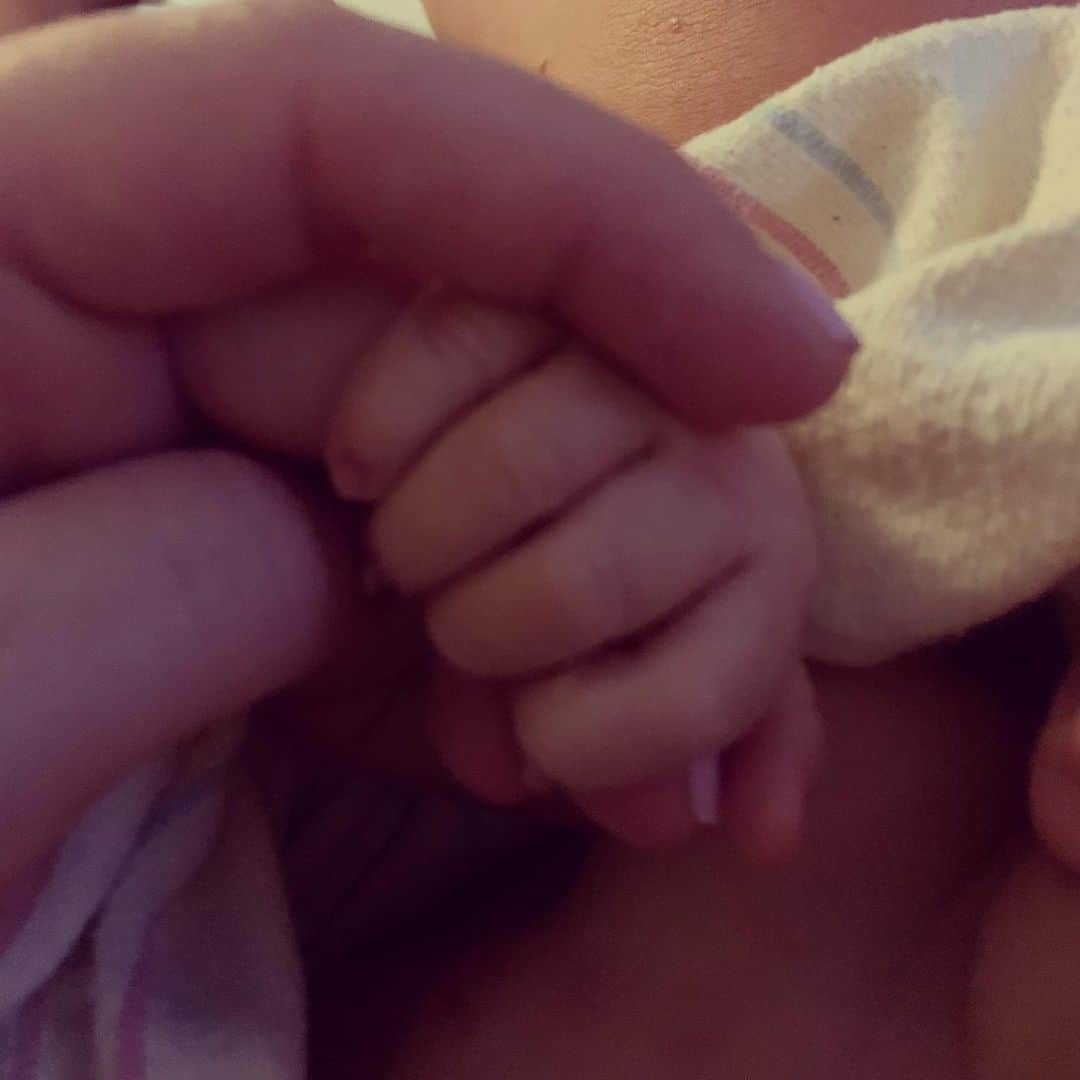 レベッカ・メイダーさんのインスタグラム写真 - (レベッカ・メイダーInstagram)「Dear Milo. You came into the world on Monday and you made us a family. Thank you for making our dreams come true. We love you so much and will never let you go. Love Mummy & Daddy (and Bella🐶) 👶🏻💙 @marckayne」11月8日 0時23分 - bexmader