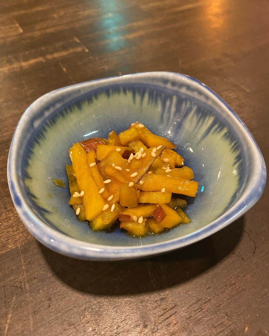 天満バル SANJIのインスタグラム：「#🍠﻿ #お通し (♡) #第3弾 ！﻿ #さつまいも の #きんぴら﻿ ﻿ 最近さつまいも料理を考えるのが﻿ 趣味になってきている気がしますw﻿ ﻿ ≣≣≣≣≣✿≣≣≣≣≣≣≣≣≣≣≣≣≣≣≣≣≣≣≣≣﻿ #た藁や #た藁や天満 #藁焼き﻿ #カツオ #ウツボ #牛タン #🍆﻿ #炉端焼き #ホッケ #イワシ ﻿ #天満 #天満飲み歩き #天満はしご﻿ #はしご酒 #天満はしご酒 ﻿ #ハッピーアワー」