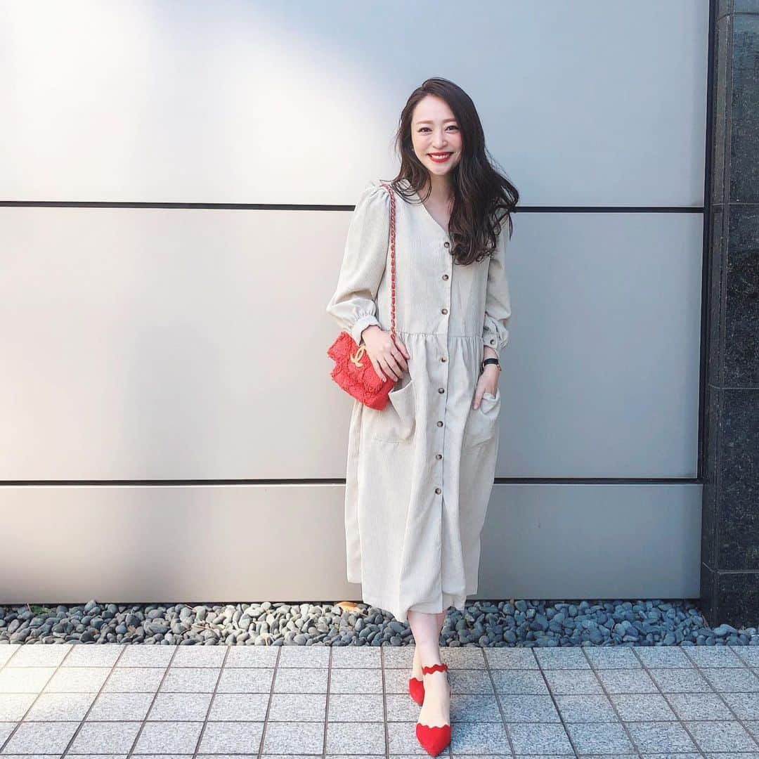 磯部奈央さんのインスタグラム写真 - (磯部奈央Instagram)「coordinate☺︎ . コーデュロイ素材のワンピ♡ ゆったりで楽ちん✨ . . . #dress... #アルコイリス @arco_iris.shop ☜ LINEの友達登録で10％OFFクーポンプレゼント中でした♡ #shoes... #staccato  #bag …#chanel . . . . #coordinate #ootd #instafashion #プチプラコーデ #プチプラ #コーデ #シンプルコーデ #ファッション #コーディネート #平均身長コーデ  #カジュアル #fashion #outfit #マタニティコーデ #マタニティライフ #妊娠中 #妊婦 #妊婦コーデ #妊娠9ヶ月」11月8日 0時39分 - nao_isobe729