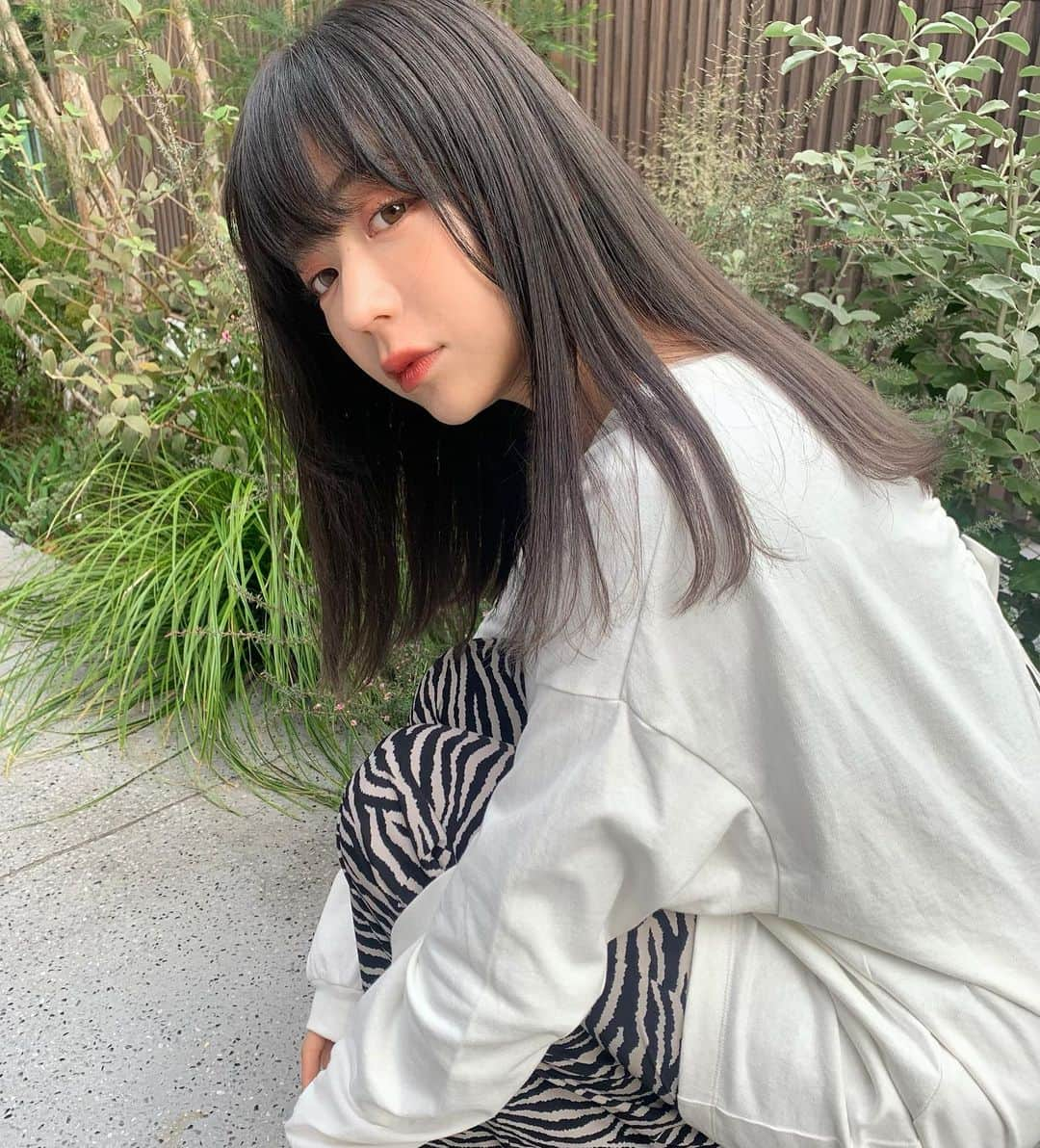 河原洋美さんのインスタグラム写真 - (河原洋美Instagram)「光に当たると透け感がすごすぎる😇✨🌿 #暗髪 #ケアカラー #hair #hiromihair #linkybyshima #大人girly  #毎回ケアカラー」11月8日 0時47分 - cyorobinthkey