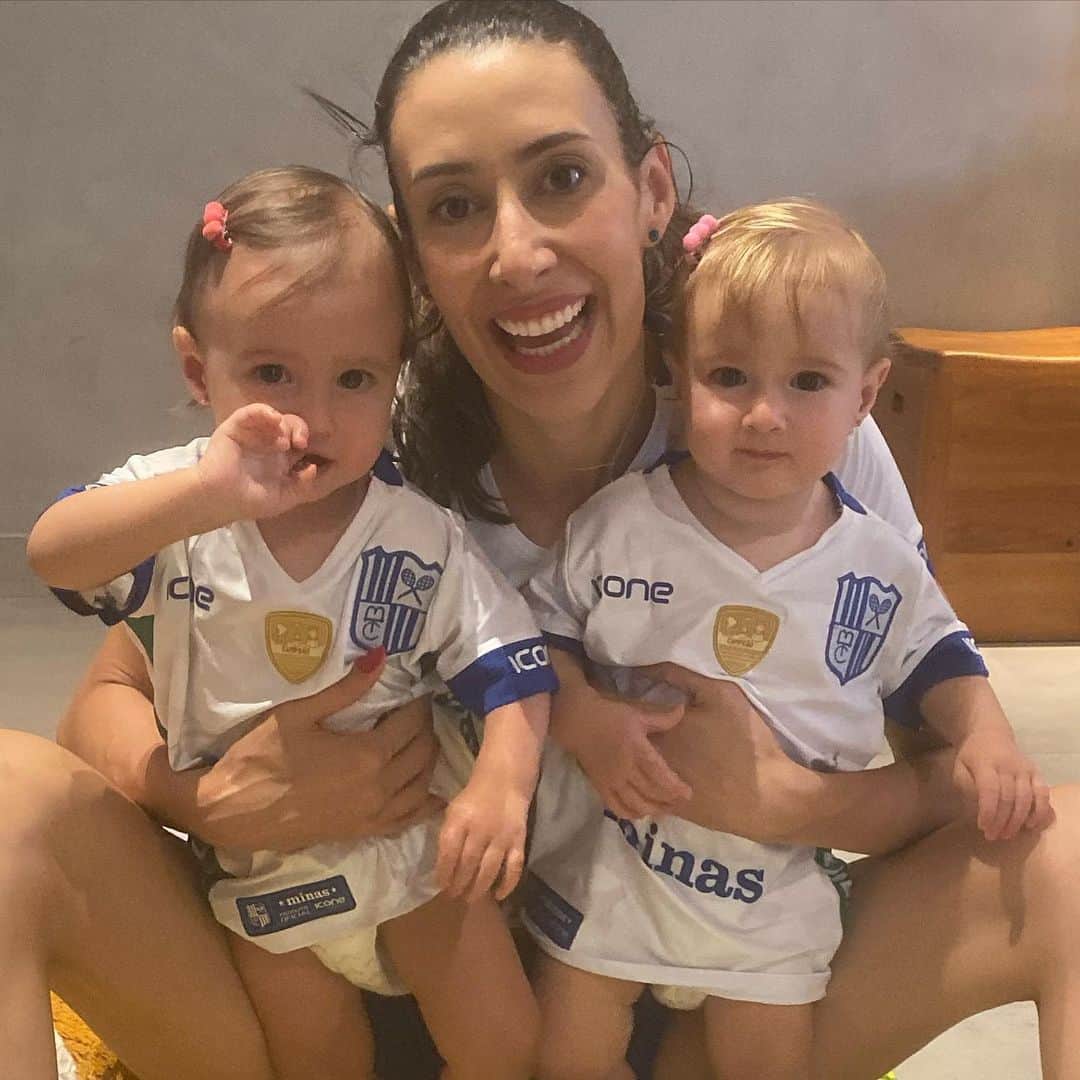 シェイラ・カストロのインスタグラム：「Passando na sua timeline com as torcedoras mais especiais para dizer que hoje tem final do mineiro contra o Praia Clube! Venham para a Arena torcer e mandem energia positiva quem não puder vir!  #itambeminas #paredaoazul #vaiminas #albumdalizeninna」