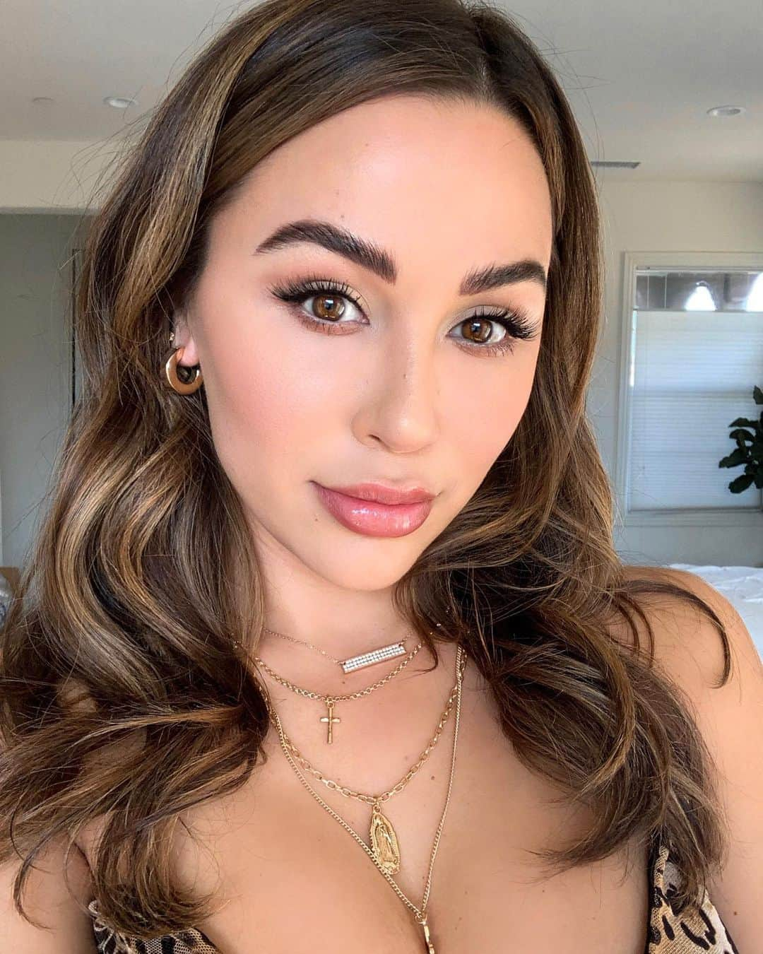 アナ・チエリさんのインスタグラム写真 - (アナ・チエリInstagram)「Snapchat @anacheri to see BTS of my life and my shoot yesterday and follow along today! My glam for the shoot was natural Fluffy Brows and Lashes with a soft pink lip! Products listed below 🙌🏼💫 . . @fentybeauty  Foundation Pro Filt’r shade 240 Highlight Killawatt Afternoon Snack and Mo’ Hunny  @lauramercier  Translucent Setting Powder  @kyliecosmetics  Concealer shade Himalaya and Maple  @benefitcosmetics  Blush Sugarbomb  Brows Brow Styler #4 24 Hour Brow Setter Mascara They’re Real  @colourpopcosmetics  Double Entendre Eyeshadow Palette  @buxomcosmetics  Full-on Lip Cream color Mudslide  @toofaced  Bronzer Gingerbread Tan  #beauty #makeup #fentybeauty #fenty #buxombabe #buxomcosmetics #lauramercier #kyliejenner #kyliecosmetics #benefit #benifitcosmetics #toofaced #beccacosmetics #glow #glam #fall #fallmakeup #natural #naturalmakeup #softmakeup」11月8日 1時01分 - anacheri