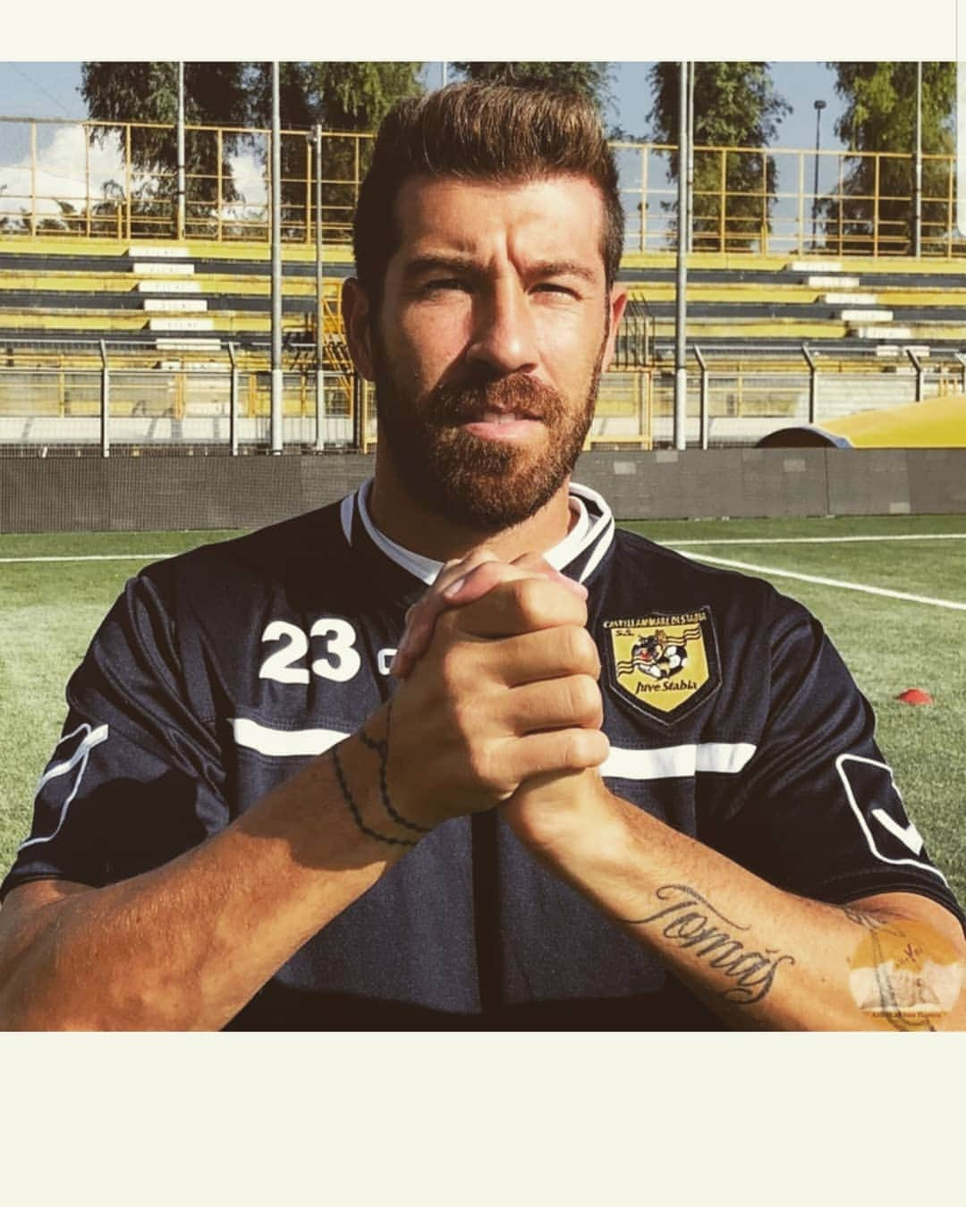 マリアーノ・イスコさんのインスタグラム写真 - (マリアーノ・イスコInstagram)「Da oggi sono testimonial nella lotta contro il cancro per Atleti al tuo fianco.  Le mani unite rappresentano la presenza fisica, il sorriso simboleggia la vicinanza emotiva: sono due necessità fondamentali di ogni persona ammalata di tumore.  Il cancro cerca di isolare le persone ammalate e le loro famiglie dal resto del mondo: ricordiamoci di essere presenti, fisicamente ed emotivamente.  Seguite la pagina @atletialtuofianco per trovare il mio messaggio di vicinanza insieme con tutti gli sportivi che prendono parte a questa campagna di sensibilizzazione oncologica.」11月8日 1時02分 - mariano13izco