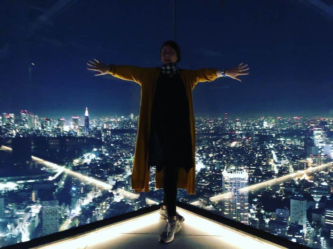 久保ミツロウのインスタグラム：「夏から始めたデトックスプログラムも5ヶ月目。今日計測をしに行ったら、当初の目標だった適正体重にやっと達した！マイナス12kg！ 適正って一体なんなん…？と思いつつ、とにかく高校生以来のゾーン突入。20代30代40代頑張って生きてきた久保氏に感謝しつつ、引き続き体脂肪落として、体幹の筋肉つけて、腸内細菌の種類増やして、仕事を頑張れる肉体に改造し続けたい所存です。  という訳で目標達成記念にテレビで観て食べたかった中目黒のピザを食べ、テレビで観て絶対自分は行かないと思ってた渋谷スクランブルスクエアの屋上に行ってきた。思ったより混んで無かった。思ったより寒かった。マジ喧嘩してるカップルもいた。みんな撮影する時のポーズがレベル高い。  めちゃくちゃ今日は歩いた。お疲れ様です。」
