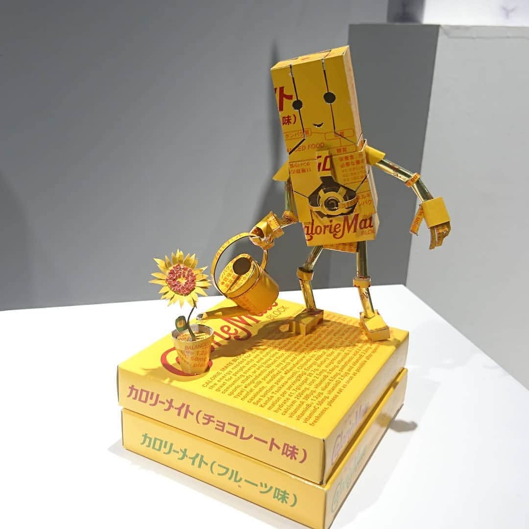 松本康太さんのインスタグラム写真 - (松本康太Instagram)「『お菓子の箱でつくる 夢の世界展』に行ってきました♪凄い！感動！ドゥドゥビィドゥバァドゥビィ！今、注目の「空箱職人はるきるさん(*^^*) お馴染みのパッケージが大変身なのです♪  #空箱職人はるきる #池袋 #parco #お菓子の箱でつくる夢の世界展 #お菓子 #japan #アート #artist #明治 #きのこの山 #たけのこの里 #レギュラー松本 #あるある探検隊 #芸術の秋 #神技 #japanese #jp #chocolate」11月8日 1時17分 - aruarutankentai.matsumoto