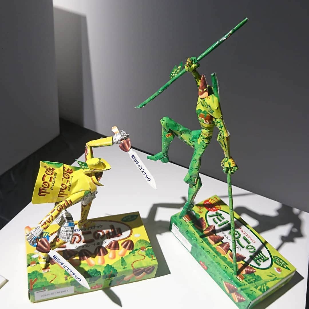 松本康太さんのインスタグラム写真 - (松本康太Instagram)「『お菓子の箱でつくる 夢の世界展』に行ってきました♪凄い！感動！ドゥドゥビィドゥバァドゥビィ！今、注目の「空箱職人はるきるさん(*^^*) お馴染みのパッケージが大変身なのです♪  #空箱職人はるきる #池袋 #parco #お菓子の箱でつくる夢の世界展 #お菓子 #japan #アート #artist #明治 #きのこの山 #たけのこの里 #レギュラー松本 #あるある探検隊 #芸術の秋 #神技 #japanese #jp #chocolate」11月8日 1時17分 - aruarutankentai.matsumoto