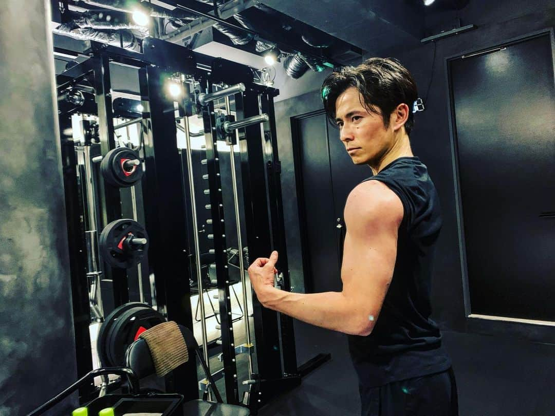 藤森慎吾さんのインスタグラム写真 - (藤森慎吾Instagram)「肩肩肩ーーー！！！ #どうぞ召し上がれ トレーナー　@amon_1217  の体をご覧ください 美味しい筋肉してます」11月8日 1時20分 - fujimori_shingo0317