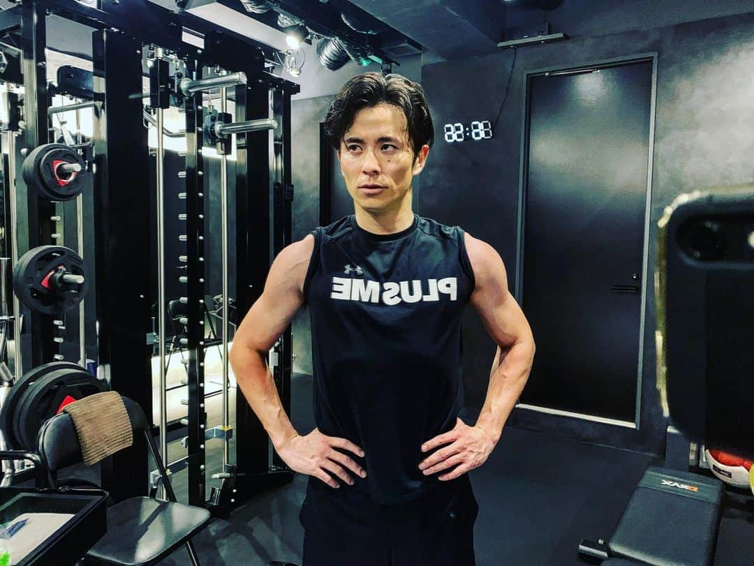 藤森慎吾さんのインスタグラム写真 - (藤森慎吾Instagram)「肩肩肩ーーー！！！ #どうぞ召し上がれ トレーナー　@amon_1217  の体をご覧ください 美味しい筋肉してます」11月8日 1時20分 - fujimori_shingo0317