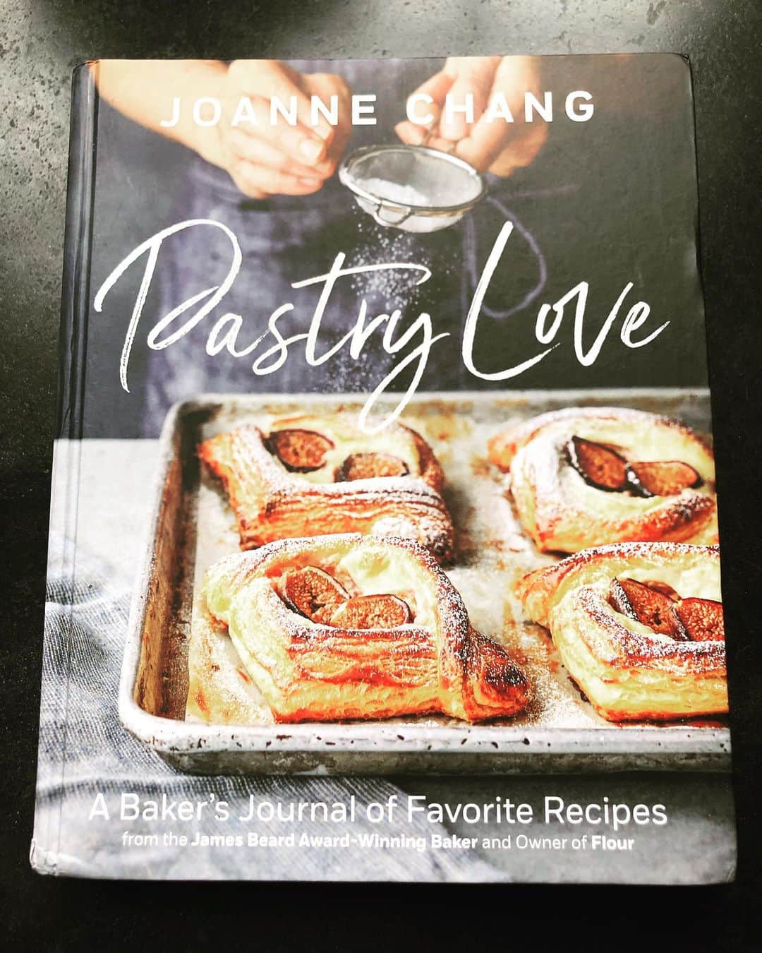 ミシェル・ブランチのインスタグラム：「Huge congratulations to @joannebchang on her gorgeous new book, Pastry Love. I can’t wait to make the double crusted apple pie for Thanksgiving. Joanne, I’m daydreaming of staging at Flour bakery 😍✨」