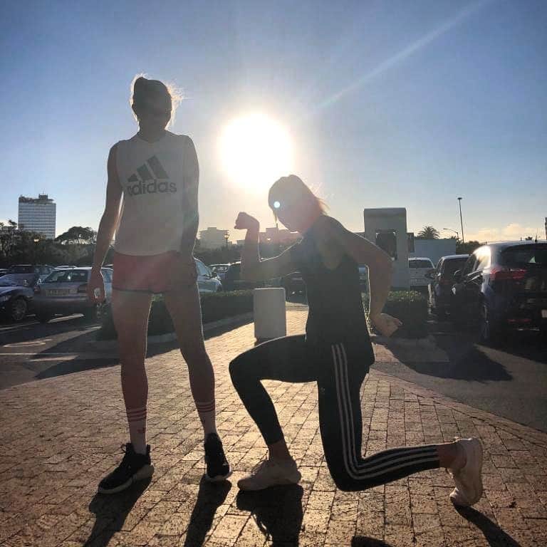 マルガレーテ・コズーフさんのインスタグラム写真 - (マルガレーテ・コズーフInstagram)「Ok guys, she had definitely to much sun ☀️ 🤣  good life here in South Africa. Enjoying a 100%. sending high vibes😘 #capetown #sun #workout #girlsontour #möchtegern #fit #highvibes #sport」11月8日 1時35分 - maggiekozuchofficial_