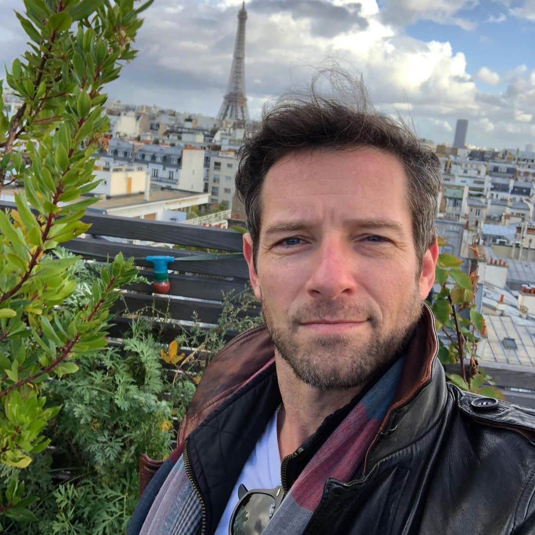 イアン・ボーエンのインスタグラム：「This place is one of my favorites in the world and I’m still in awe each time I stroll down a new street. * Fires, protests, and even terror attacks cannot dampen the spirit of the vibrant, soulful, artistic and loving people that live and work in Paris and throughout France. * I urge you all to visit this special place at least once in your life.  Walk to the Tour Eiffel, sit beneath it on the grass for while and I promise you will feel every bit of the history and magic of Paris. * My most gracious thanks to @airfrance for bringing me back to what is quickly becoming my second home.  A bientôt. * #FranceIsInTheAir」
