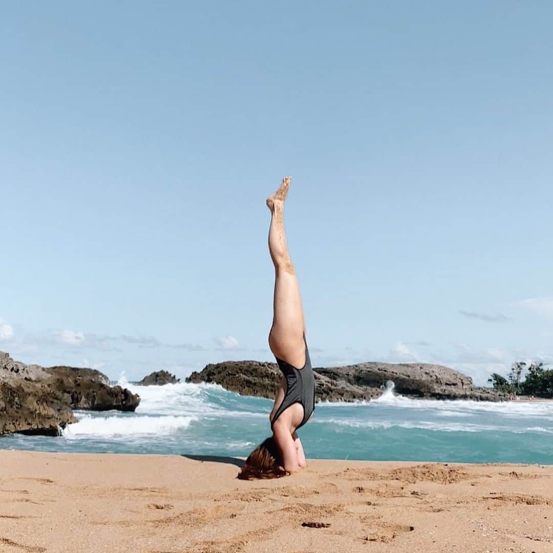 リアンナ・デッカーさんのインスタグラム写真 - (リアンナ・デッカーInstagram)「Some upside down sandy playtime 🙃💙 #practicepracticepractice #headstand #lifesbetterbythebeach」11月8日 1時52分 - leannadecker_