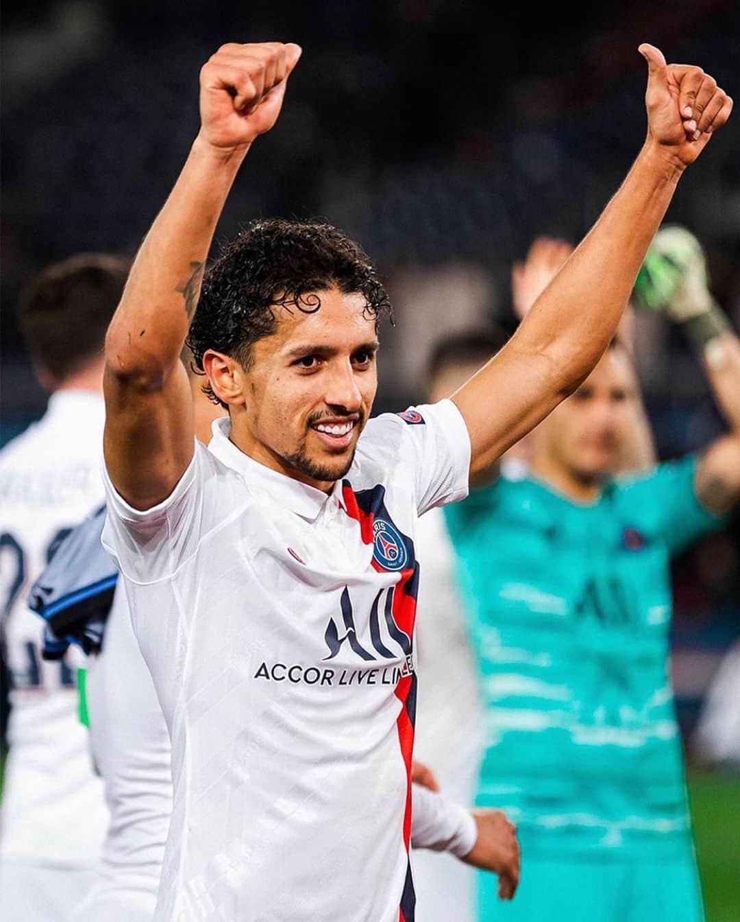 マルコス・アオアス・コレアのインスタグラム：「#IciCestParis 🔴🔵🤙🏽 @championsleague」