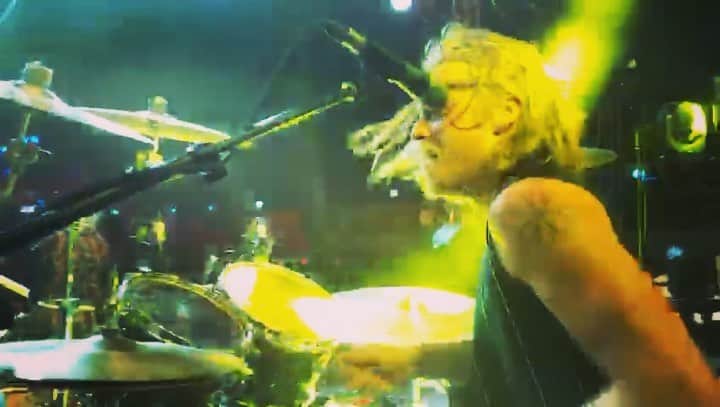 ルーファス・テイラーのインスタグラム：「Some clips of Open Fire and Love is Only a Feeling from our first show on the @kisskruiseofficial from Miami to Jamaica and back recorded by none other than @realstevenadler !!! Crazy looking back to see a hero of mine smiling and filming whilst trying to put me off 🤣 #thedarkness #gunsnroses #stevenadler #battlingthestorms 🌪🌊」