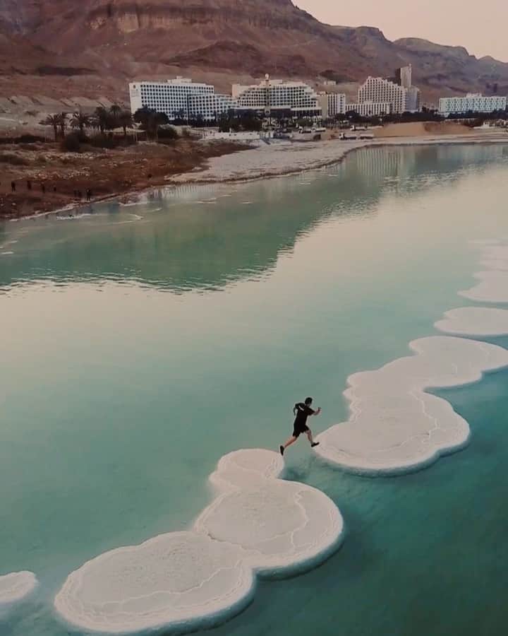 ティモシー・サイクスのインスタグラム：「I’ve been traveling to a lot of crazy places lately where there are no gyms so I gotta get my workouts in wherever I can and thankfully the #deadsea provided me with an all natural running track made out of salt with quite an amazing view! But as fun as it seems the pressure was on to not fall because the salt is so sharp you need shoes and the water is so full of salt that you actually float so if you get a scrape or any water in your eyes it’s the worst pain EVER...so I had to stay extra-focused while running! Whatcha think, would you run here too!?! #workoutmotivation #nodaysoff #jewblue #jewswithviews #jewsainbolt」