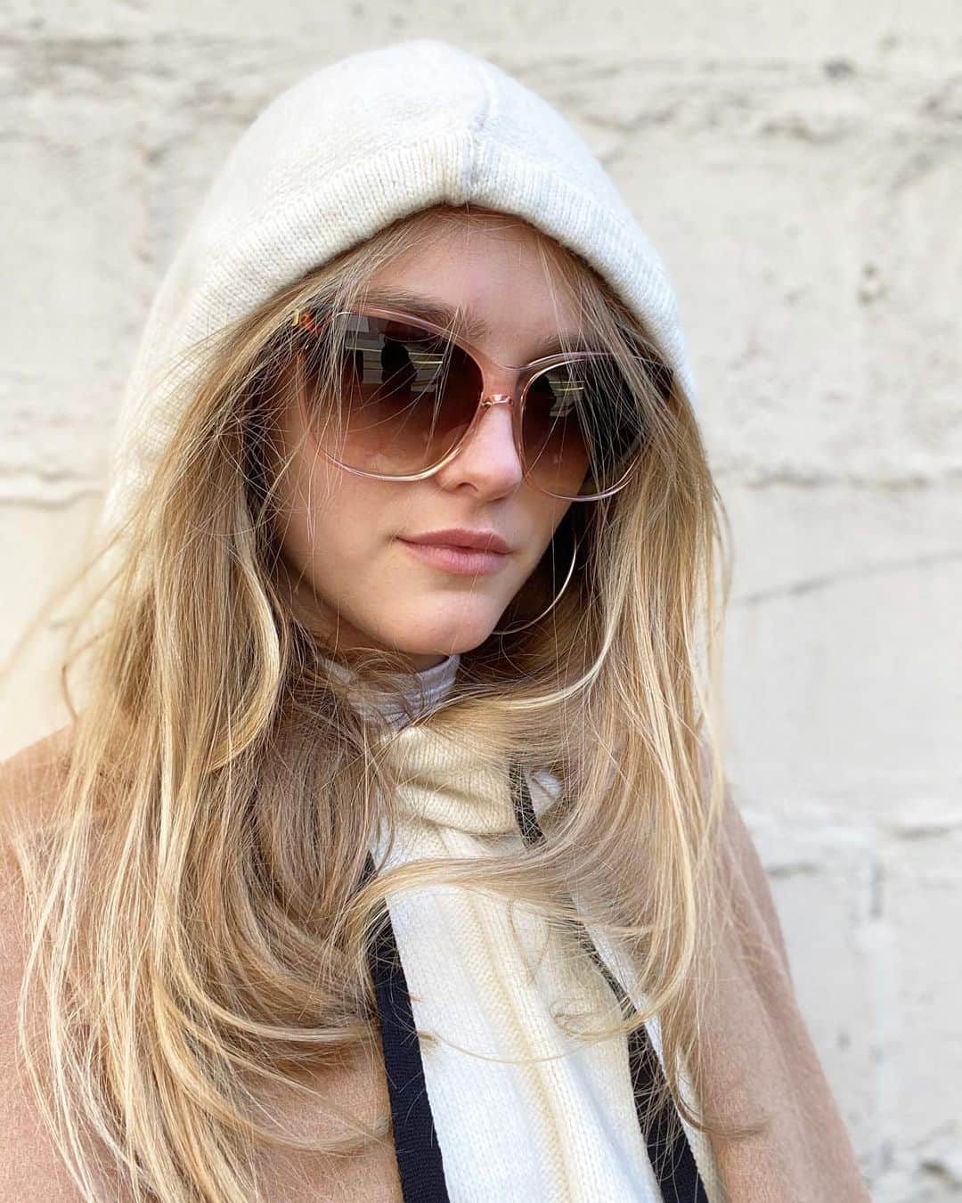 ヴラダ・ロスリャコヴァのインスタグラム：「“Yeah, hoodie on low but I stay focused...”」