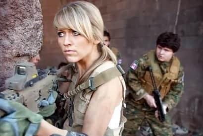 ジョアンナ・ブラッディのインスタグラム：「Throwback to the days of fringe and fighting. #vghs #fps #tbt 🎮」