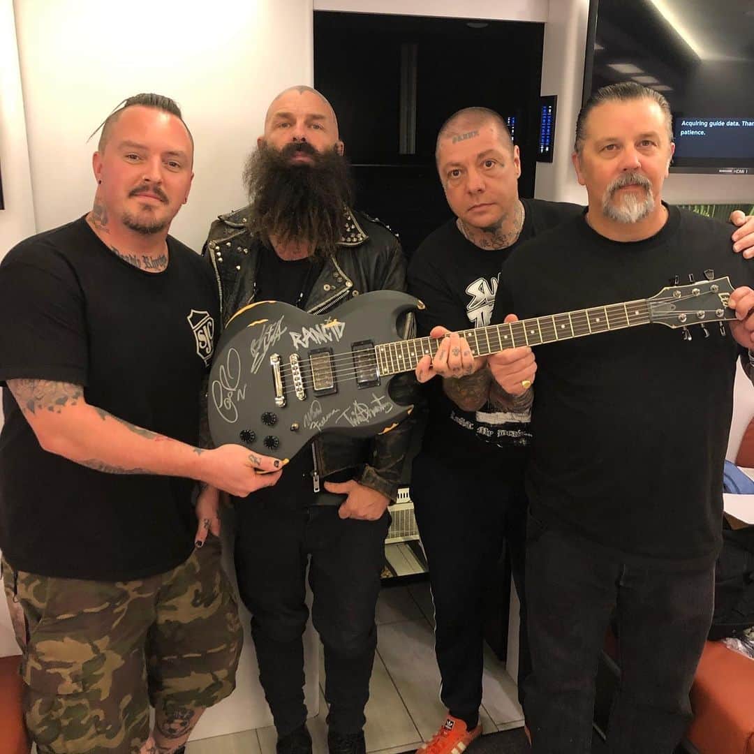 Rancidさんのインスタグラム写真 - (RancidInstagram)「My brother Tom (Nupe) Kanupke from Chicago and his band Fear City, with his family (whom I love), are auctioning off one of my signature @espguitars Volsung guitars with my signature @EMG pickups signed by all of us in Rancid @mattfreeman @brandensteineckert @timtimebomb . Tom's daughter Josephine (Josie) was diagnosed about 2 years ago with a rare genetic disease called Cystinosis. Cystinosis is a metabolic disease that attacks every cell in her body. Attacking the major organs, mainly starting in the kidneys. To find out more, visit The Cystinosis Research Foundation (@cystinosisresearchfoundation ). 100% of this outstanding auction will go to the Cystinosis Research Foundation. This great organization funds everything related to this disease. They are fully funding the cure as well as grants for research and development of medicine needed to slow and stop the spread in the body. Tom is a hard working family man. And a man of the scene. He and his wonderful family, Katie, Brendan and Josie are a wonderful and beautiful family. Trying to live the best life they can with this disease. As a father myself this is something that hits very very close to my heart. Josie is a vibrant, crazy, silly, 2 and a half year old. One second after meeting her, I was instantly wrapped around her little finger. With her big beautiful blue eyes and little dimple (check the pics!). You would never know she was living with this condition. That is because of the funding the CRF has received through the years by the generous donations. Follow the link in my bio to get to the auction. Bid high dammit!! Let’s make this Happen for Nupe and his family!! Please feel free to share this post!!- Lars」11月8日 3時10分 - rancid