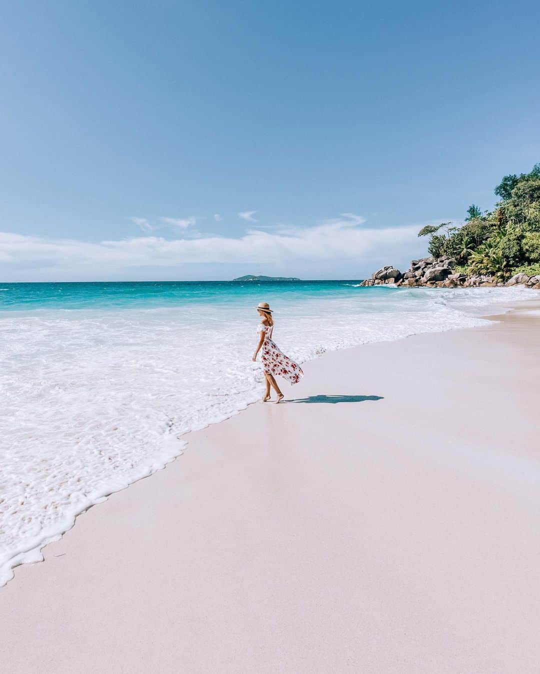 Izkizのインスタグラム：「One of the most beautiful beaches in the Seychelles and it’s only a short walk from Constance Lemuria hotel 💙  #Seychelles #TrueIndianOcean  #ConstanceHotels #myconstancemoment #constancelemuria」