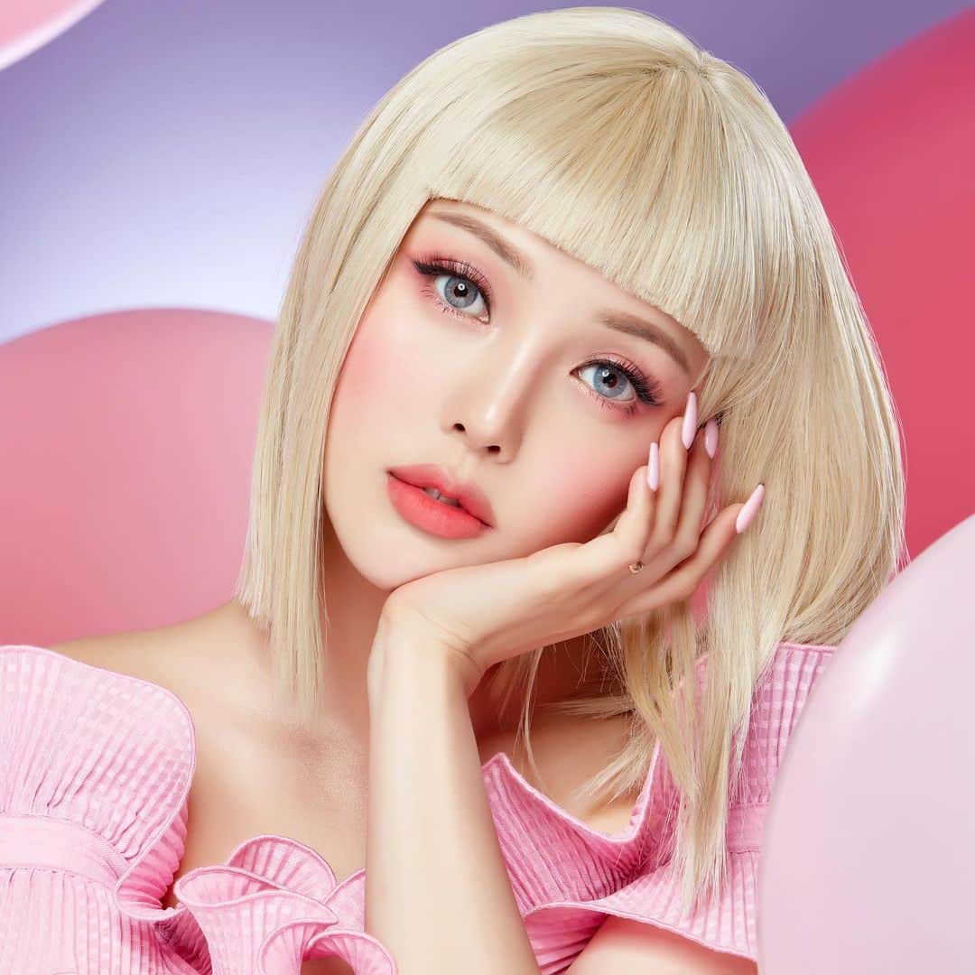 ポニーのインスタグラム：「#유료광고 #제품협찬  . . SUGARCOATED⚡️ . 💜BITTI x COLOURPOP💜 . . . //EYES •CANDY BUTTON PRESSED🍭 POWDER PALETTE (GUMMY A BREAK, SWEET CAPACITY, BUBBLICIOUS)🎨 •GUMBALL🍬 . . //CHEEKS •SUGARCOATED🍨 . . //HIGHLIGHTER •GLOW BURST✨ . . //LIPS •CHEW-HOLIC 💋 . . #colourpop #bittixcolourpop #mybitti #ponysmakeup​ . . @mybitti @colourpopcosmetics . Available Now on ColourPop.com」