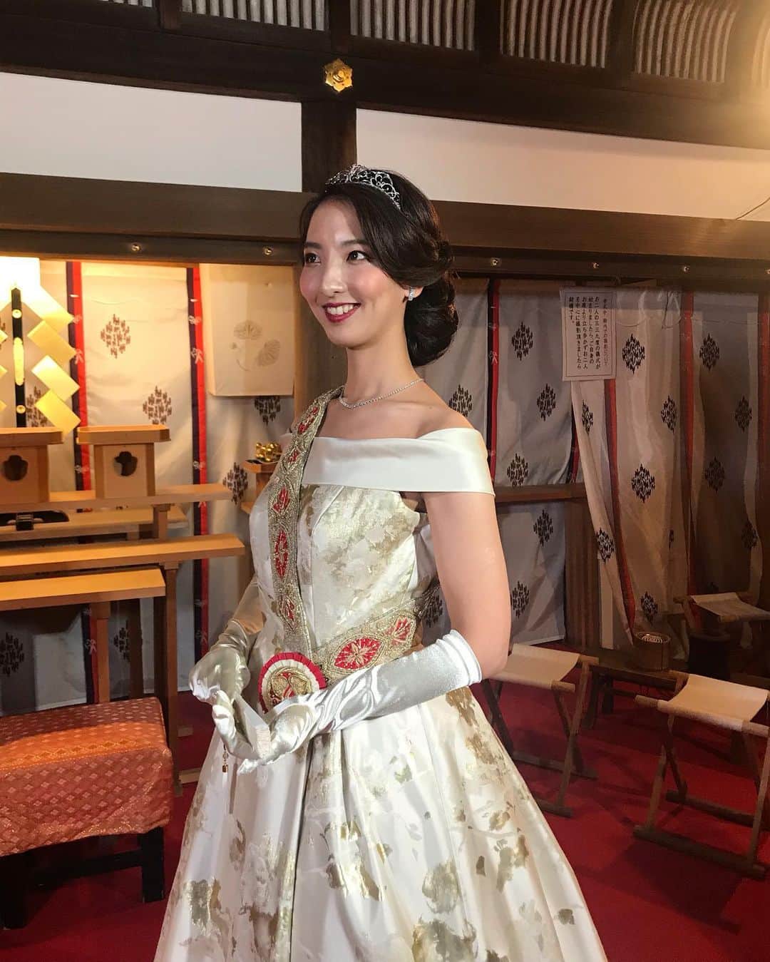 北川莉子のインスタグラム：「👸🏻✨ . 先日、着させて頂いた 女性皇族の正装として知られる 憧れのローブデコルテ😍👏 . 本当に上品なデザインで素敵すぎて... 脱ぎたくなかった〜😭💓 大綬も肩にかけて頂き 最高の気分でした🥺✨ . . 上賀茂神社では挙式用として ローブデコルテのレンタルを 行っています👗👑 . デザインは私が着させて頂いた他にも 2種類ありますよ🙋‍♀️✨ . . #シブ五時#シブ五時中継#NHK #上賀茂神社#上賀茂神社結婚式 #皇室ゆかりの神社#ローブデコルテ挙式 #大綬#ローブデコルテ#女性皇族の正装 #ドレス#ウエディングドレス #新婦モデル#北川莉子」