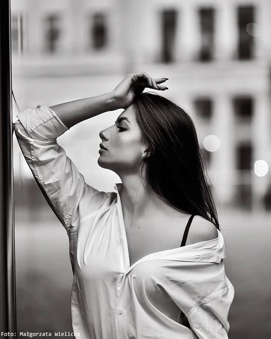 Karolina Bojarさんのインスタグラム写真 - (Karolina BojarInstagram)「#whiteshirt 🖤  fot. @malgorzata_wielicka 📸 #classy #woman #selfconfident #shirt #hisshirt #unbottoned #blackandwhite #city #brunette #model #profile」11月8日 14時53分 - bojarmeow