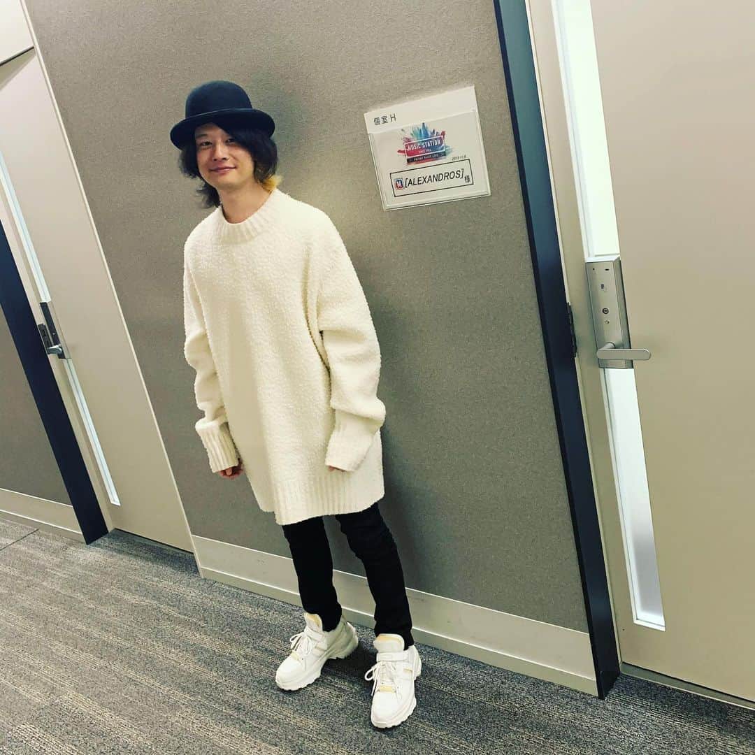 磯部寛之のインスタグラム：「I hope you all liked our new music video. BTW my left knee is finally fully recovered!! Thank you all so much for your love and support. Hiro 新曲「あますて」MV見ていただけましたでしょうか？ところで、先日の診断でやっと膝が完治しました！！まだ筋力トレーニングは必要ですが、骨はもう大丈夫そうです。周りの皆さんの助け無しでは乗り越えられませんでした。本当にありがとうございました！ そして今夜はMステ。ひろ  https://youtu.be/oArfWcKHmhk  #alexandros #kneerecovery #finally #あますて #ひざ #完治 #長かった #今夜 #は #mステ #maisonmargiela」