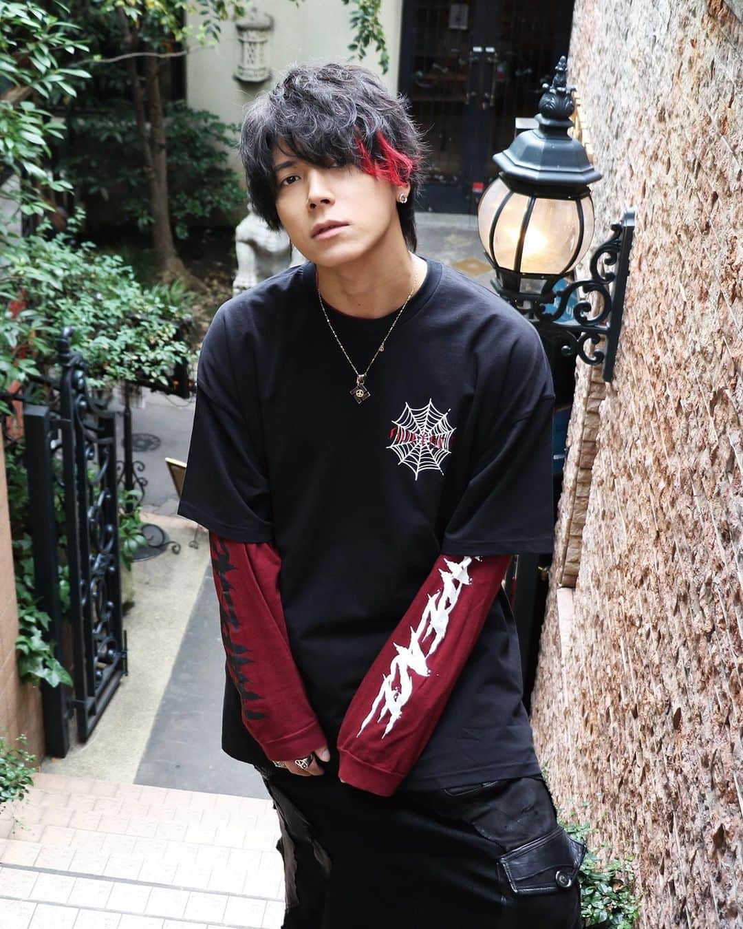 のインスタグラム：「みんな今日も元気に水見式やってる！？やってるよねー！！ . どうも。 特質系になりたい平成男子です🐕🍀！ . はい。遂に創ってしまいました。。。 . 某『 HUNTER◯HUNTER』の某『幻影◯団』様リスペクトインスパイアという名のパロディ企画🕷🕸。。。 . はぁ、、、すき。 . フェイクレイヤードをかました立体的なシルエットがまた個性的でこれまた、、、はぁ、、、すき。 . 胸元には🕸に新タイプのブランドロゴを刺繍でかまして、この赤ぁあっ！！！って、感じではなく深い色味の真紅感が、、、、はあ、、、すき。 . そしてリスペクトと好きが詰まり過ぎてる背中の🕷さんにはブランドアイコンでもある我らがピースマークを合わせてもうあらやだああああああ、、、、すき。 . . . 以上。創った人がひたすら好きを詰め込んだ作品の紹介をしてみたのコーナーでした。 . . . 🌏KinCrossWorld🌎 【↓SHOP-URL↓】 http://kincrossworld.com (※僕のTOPのリンクから簡単に飛べます⚡️) . . . ps.ちなみに僕の絶賛推しは『ポックル🏹』です( ᷇ᴥ ᷆ ) 故にキメラアント編は🐯🐴です。ぴえん。← . . . ps.ps...推し旅団メンバーじゃねぇぇえ！！！www って、ツッコミはノンノンですよ😇w . . . #引地髪服 🐕🍀 #HAPEACE #KinCrossWorld  #かぐや姫と7人の王子たち  #ぱおーに 🤘😼🍀 #HunterHunter #hunterxhunter #hxh #ハンターハンター #followme  #vintage  #fashion #style #photooftheday #swag #데일리록 #옷스타그램 #멋스타그램 #코디 #오오티디  #팔로우  #맞팔 #소통  #선팔  #소통해요  #tagsforlikes #instalike #followmeto  #fashionista  #ootdfashion」