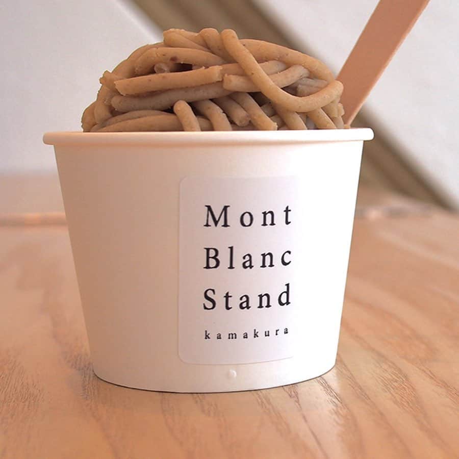 レッツエンジョイ東京さんのインスタグラム写真 - (レッツエンジョイ東京Instagram)「.﻿ ✩★------------------﻿ 賞味期限は2時間！﻿ 鎌倉の絶品モンブラン﻿ ------------------✩★﻿ ﻿ 2019年2月、鎌倉にオープンした「Mont Blanc Stand」🐈﻿ ﻿ 注文を受けてから絞り出すモンブランは、「一番美味しい状態で食べてほしい」との想いから、賞味期限はなんと2時間以内😳﻿ ﻿ モンブランのペーストには、熊本県産の栗がたっぷり🌰﻿ ﻿ ペーストの下にあるさっぱりした生クリームと、サクサクなメレンゲとの相性もバッチリ😋﻿ ﻿ シンプルかつ奥深い味わいで、鎌倉までわざわざ行く価値は大いにありますよ🙌﻿ ﻿ 🍲：Mont Blanc Stand﻿ 📍：鎌倉﻿ 詳細はアカウントトップから﻿ ☞@lets_enjoytokyo﻿ ﻿ ﻿ #レッツエンジョイ東京 #おでかけ ﻿ #モンブランスタンド ﻿ #montblancstand﻿ ##montblanc﻿ #モンブラン #カフェ巡り﻿ #鎌倉カフェ #鎌倉カフェ巡り﻿ #カフェスタグラム﻿ #カフェ巡り好きな人と繋がりたい﻿ #カフェ好きな人と繋がりたい﻿ #鎌倉 #モンブラン専門店﻿ #鎌倉デート #鎌倉さんぽ #鎌倉食べ歩き #鎌倉グルメ﻿ #神奈川 #鎌倉駅」11月8日 13時30分 - lets_enjoytokyo