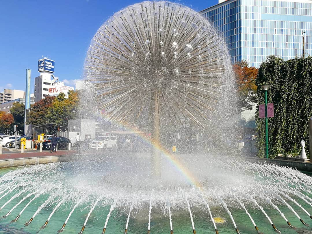 林智美 さんのインスタグラム写真 - (林智美 Instagram)「晴れの国の駅前で 虹見つけたーーー🌈 嬉しいな、なんかいいことありそう😁  今日も16時から生放送📻 #FM岡山 お付き合いよろしゅうに～  #岡山 #岡山駅 #晴れの国 #ラジオ #radio #ラジオdj #虹 #RAINBOW #🌈 #噴水 #🌞」11月8日 13時31分 - h_tomomi_i