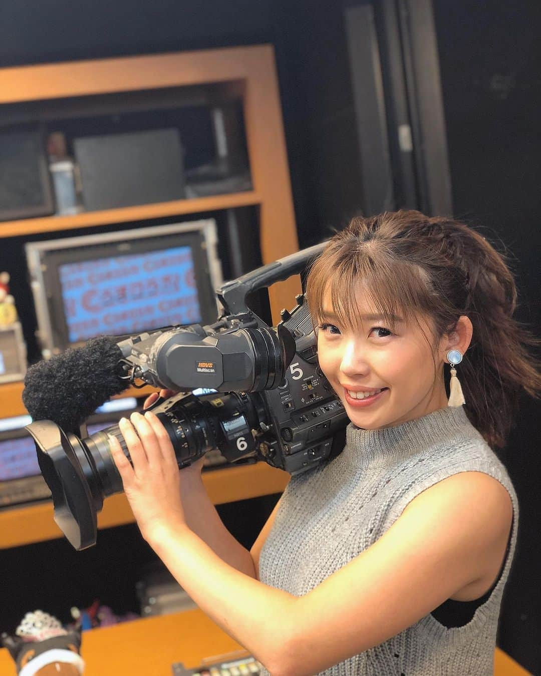 中村愛さんのインスタグラム写真 - (中村愛Instagram)「🎥♡ ・ ・ ・ 今日は少人数で収録^ ^ 終わりで #カメラ を持たせてもらいましたが、ゲキ重い‼️ 心からホントありがとうございました。と伝えました！ もちろん高価なモノだから緊張したw #金曜競馬club #競馬 #競馬予想 #エリザベス女王杯 #チバテレ #テレ玉」11月8日 13時31分 - nakamuramura_ai