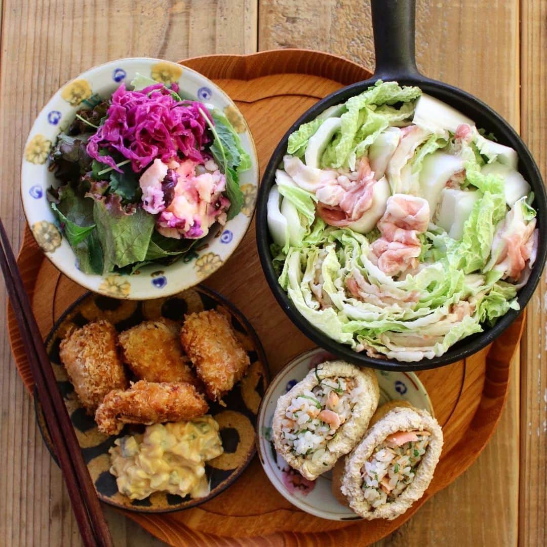 Atsukoさんのインスタグラム写真 - (AtsukoInstagram)「Today's lunch 2019.11.08 ･ ･ サーモンフライ タルタル添え ミルフィーユ鍋 レタスとケールとラペとしば漬けポテトのサラダ 鮭と大葉のお稲荷さん ･ ･ @coconomi_141  ココノミさんの白菜とレタス、ベビーケールを使って。 ケールって、こんなに小さいのあるんだ！てくらい小さな葉っぱなんだけど、ちゃんとケールでした。(当たり前🤣) 最近ぐっと気温がさがって、鍋やスープがおいしい季節になって嬉しい！ なので、この間つくったのに、またおでん仕込んでしまった😆 まぁ好きだから仕方ないか。笑」11月8日 13時35分 - sakuracafe001