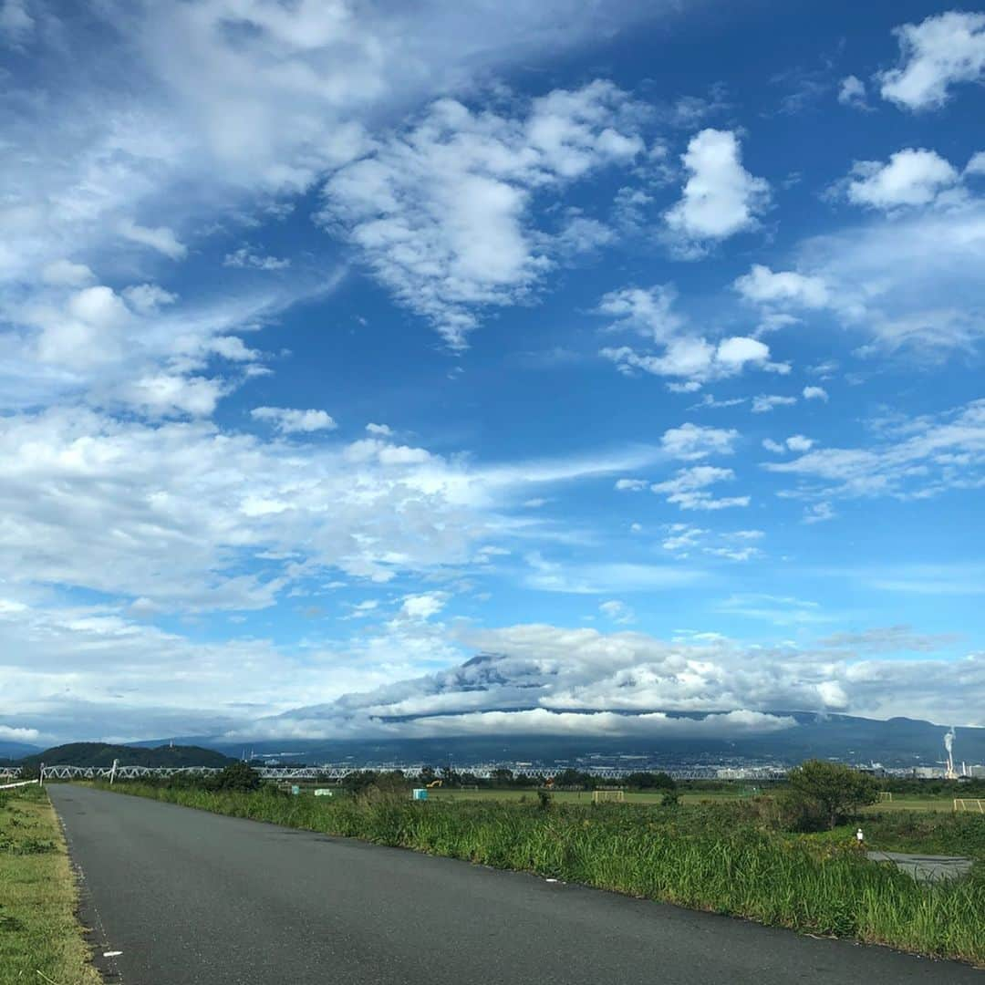 凰津りささんのインスタグラム写真 - (凰津りさInstagram)「伊豆旅行🚙 . . 伊豆　村の駅 . この日は珍しくお城には行かず、富士山を眺めたり、安倍川で安倍川餅を食べたり、浜名湖の夕陽を見に行ったりとまったーり過ごしました🌞 . 家族が増えて旅行は大変かな？？と思ったけど、 利直はどこ行っても泣かないのでホンマに助かる。。。 会う人に満面の笑みするから母ちゃんと父ちゃん助かります💦 . たいちゃん、 ベンチあると腰のストレッチします。 ちなみにこの後私もストレッチしてますww . #伊豆旅 #浜名湖 #富士山」11月8日 13時39分 - outsu.risa95